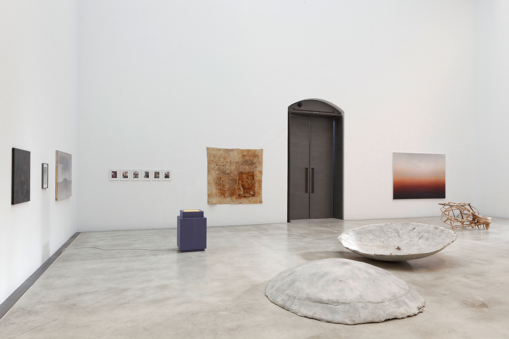 [Translate to English:] Existenz Spuren © Andreas Seeliger | Ausstellungsansicht