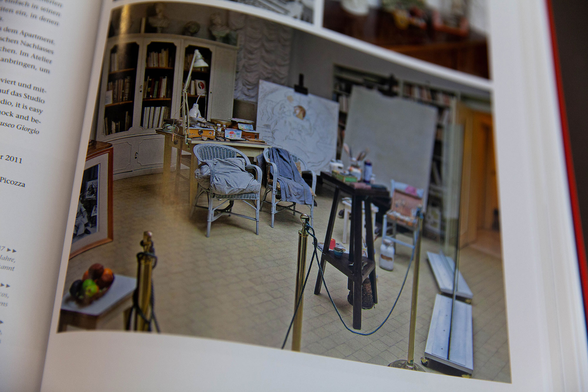 Detail, Buchseite mit Abbildung eines Künstler*innenateliers