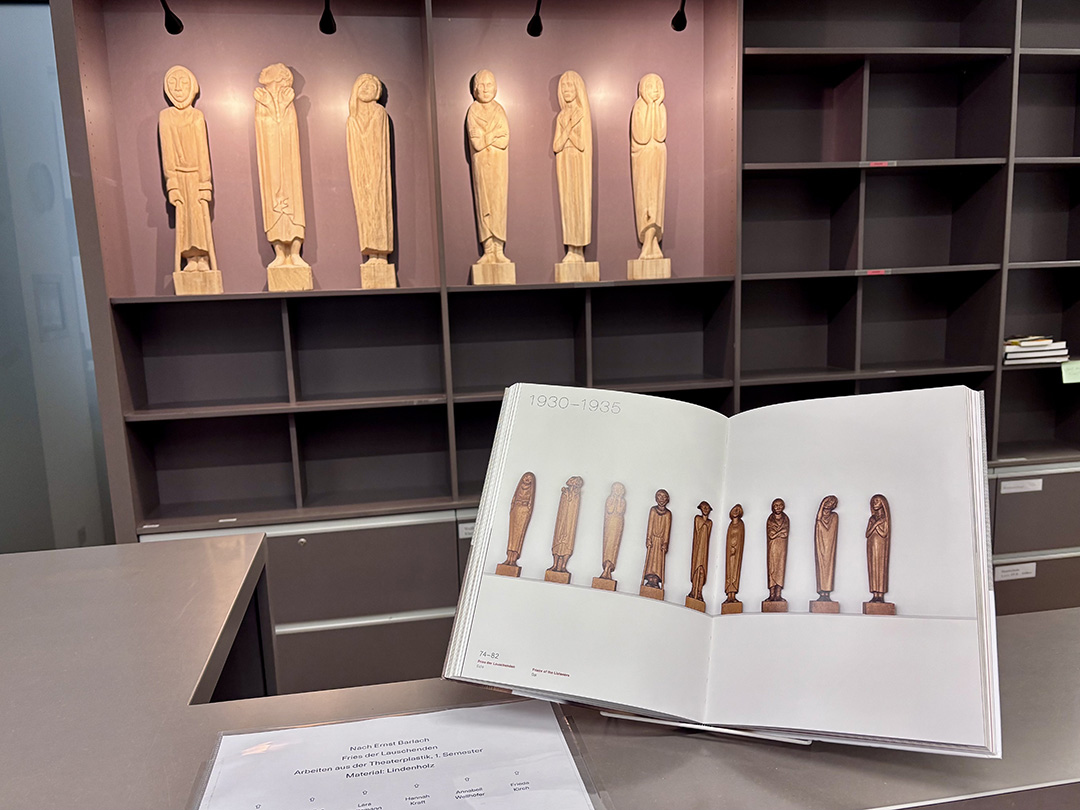 Buch im Vordergrund, Nachbildungen von Barlach Skulpturen im Hintergrund Buch im Vordergrund, Nachbildungen von Barlach Skulpturen im Hintergrund