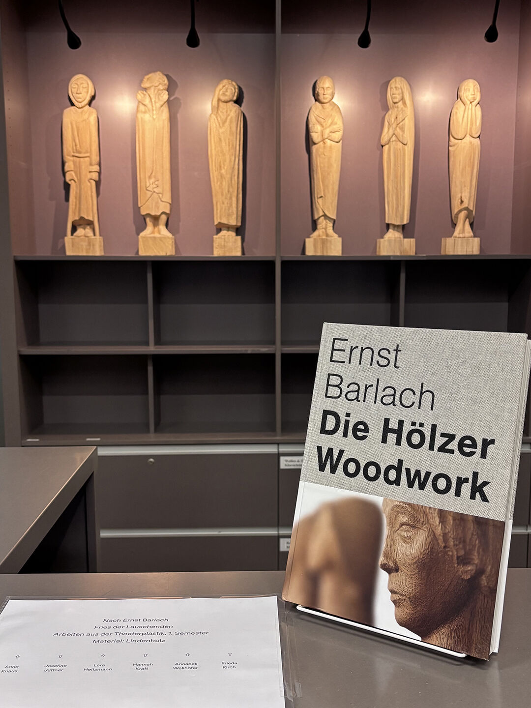 Buch im Vordergrund, Nachbildungen von Barlach Skulpturen im Hintergrund Buch im Vordergrund, Nachbildungen von Barlach Skulpturen im Hintergrund