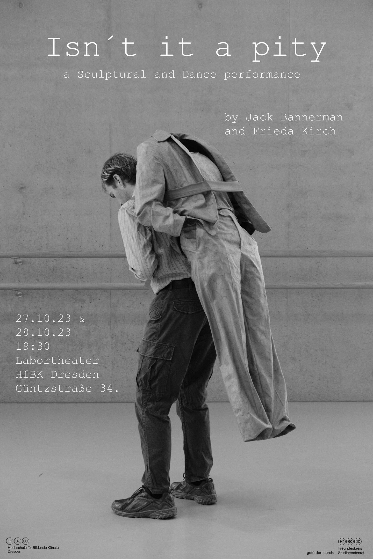 Isn´t it a pity Plakat zur Performance "Isn't it a pity", schwarz-weiß Foto einer Person, die eine menschengroße Puppe auf dem Rücken trägt