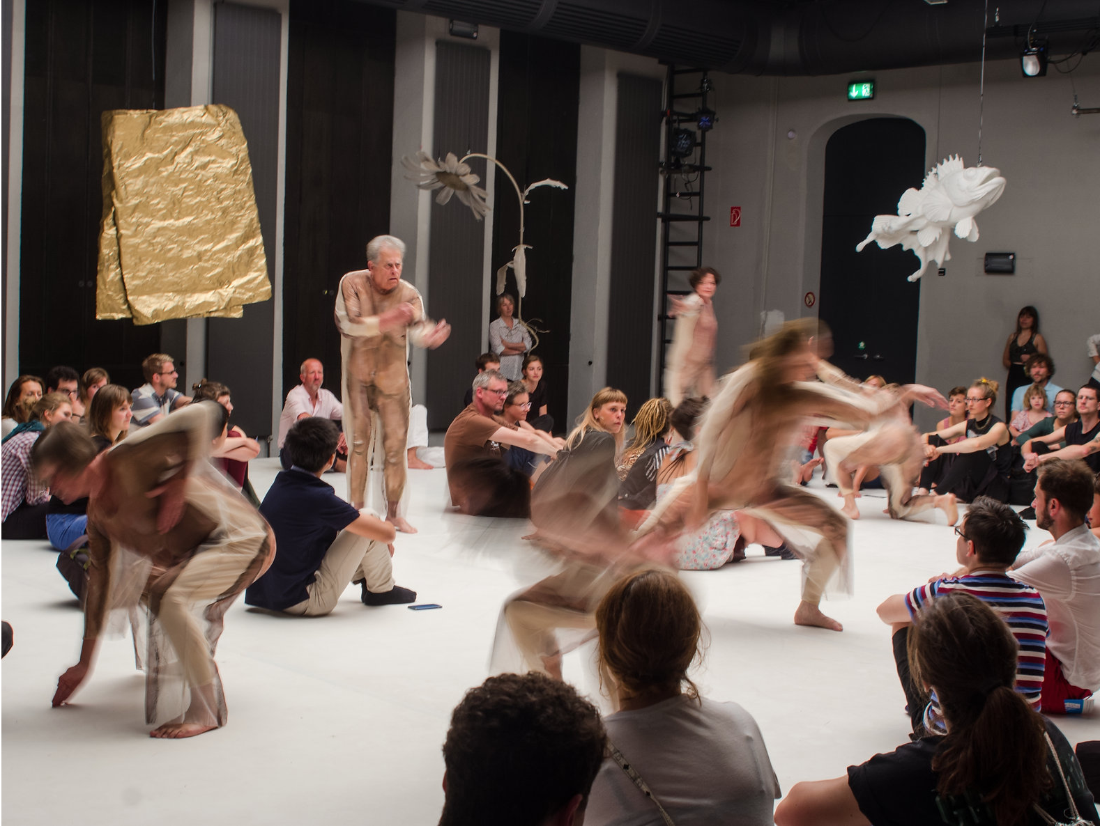 Objects Lie on a Table Bühnensituation