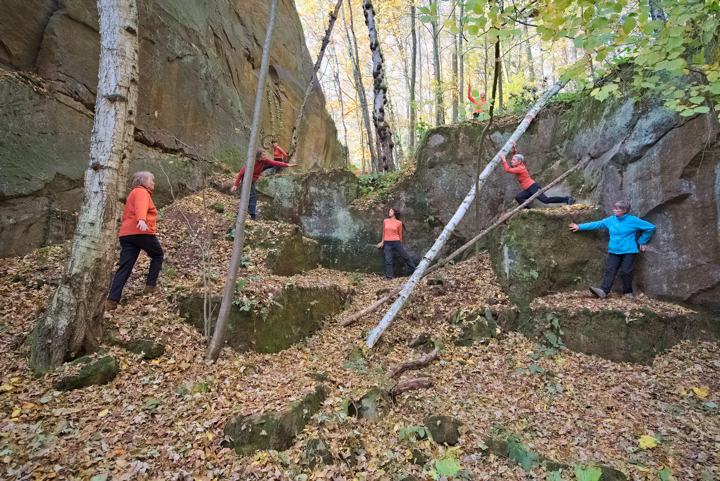 In A Landscape Menschen im Wald zwischen Bäumen und Felsen