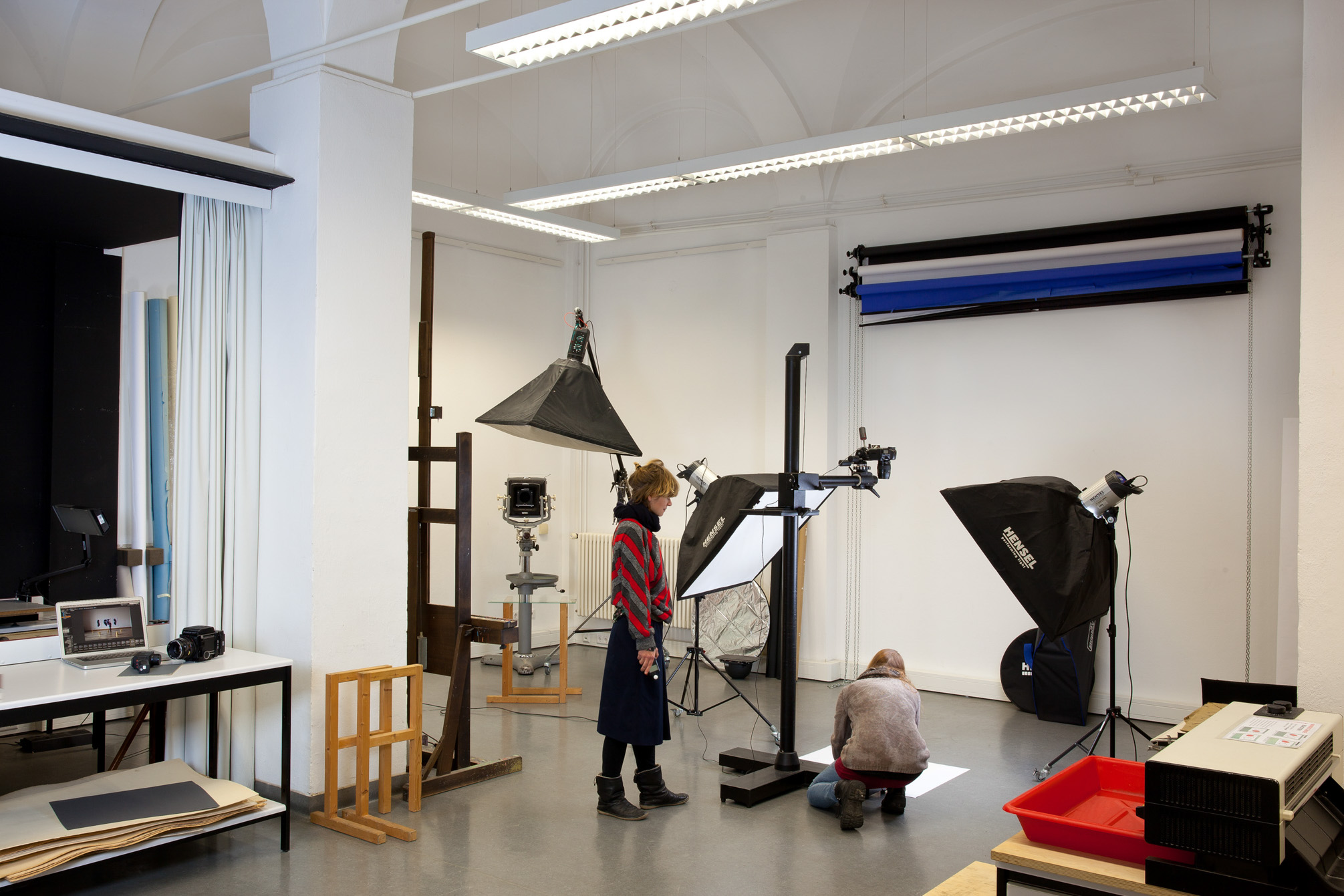 Zwei Personen arbeiten in dem Labor für Fotografie.