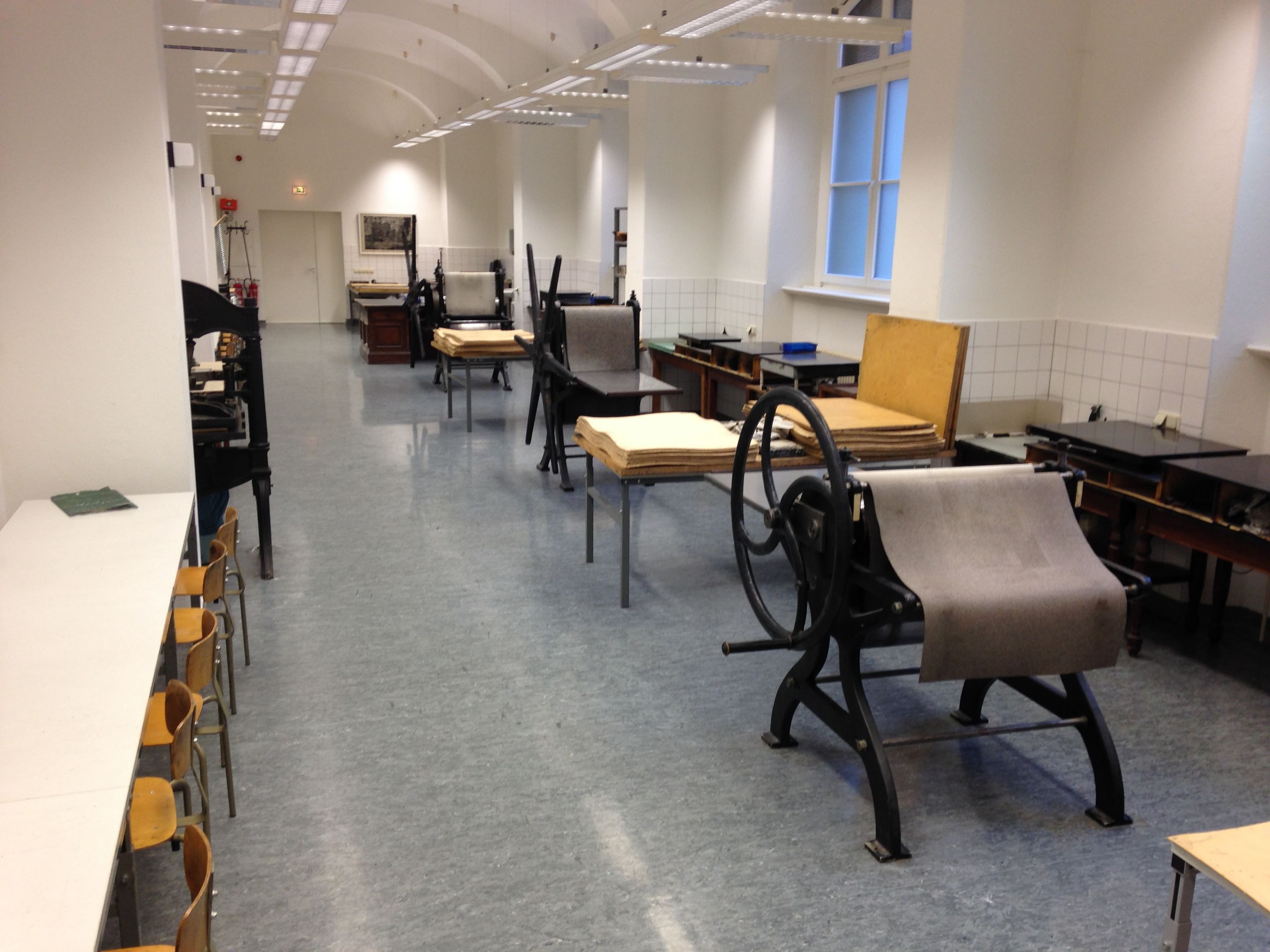 Werkstatt für Radierung. Arbeitstische, Druckpresse und verschiedene Werkzeuge für Radierung.