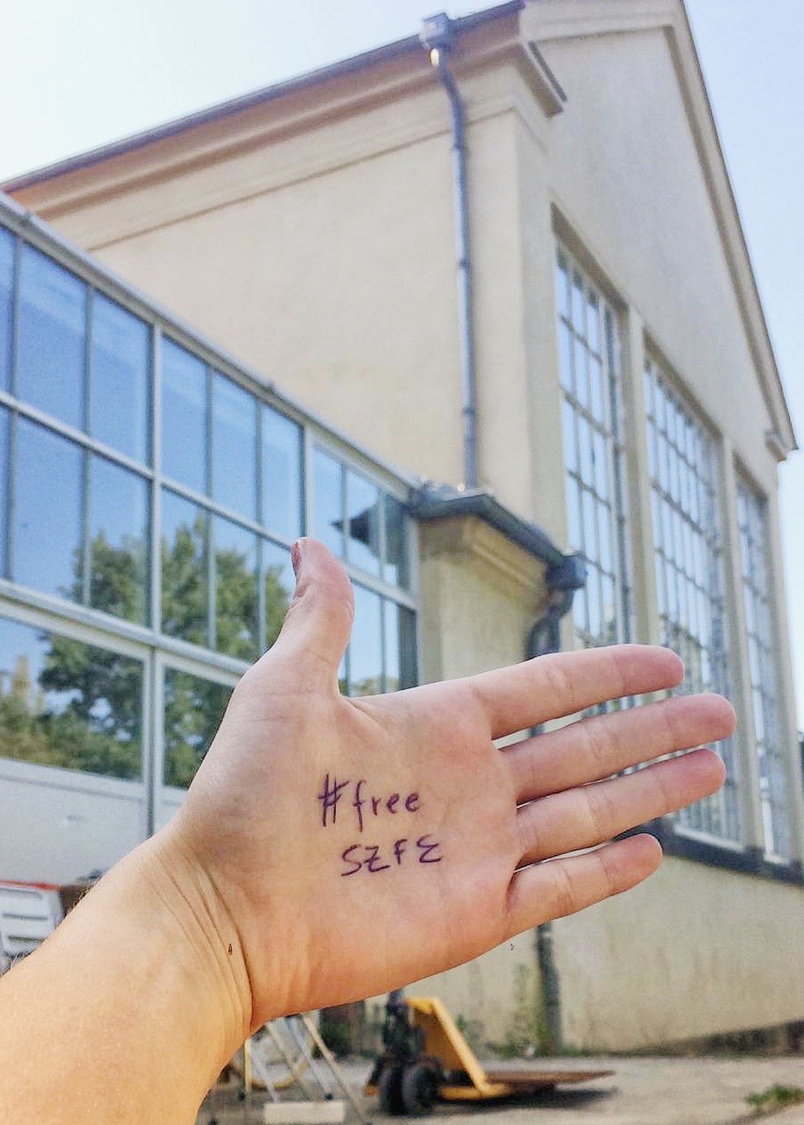 Hand mit Hashtag FreeSZFR vor dem Ateliergebäude Pfotenhauerstraße