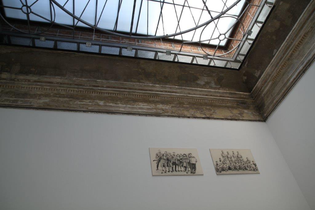 Blick vom Oktogon nach oben. Zwei Zeichnungen hängen an der Wand.