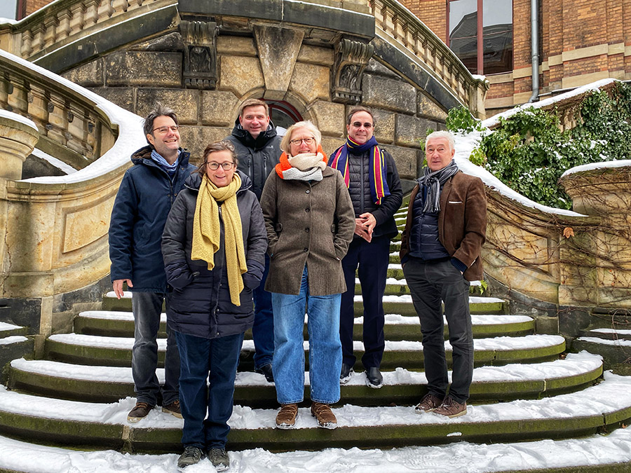 Hochschulleitung: 6 Personen auf Treppe zum Innenhof Hochschulleitung: 6 Personen auf Treppe zum Innenhof