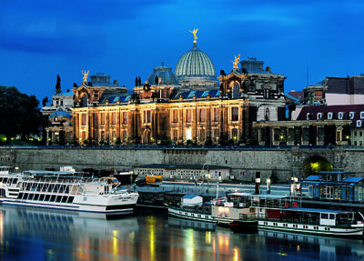 Kunstakademie im Ensemble Brühlsche Terrasse in der Nacht. Vorn das Terrassenufer mit den Liegeplätzen der Sächsischen Dampfschiffahrt auf der Elbe.