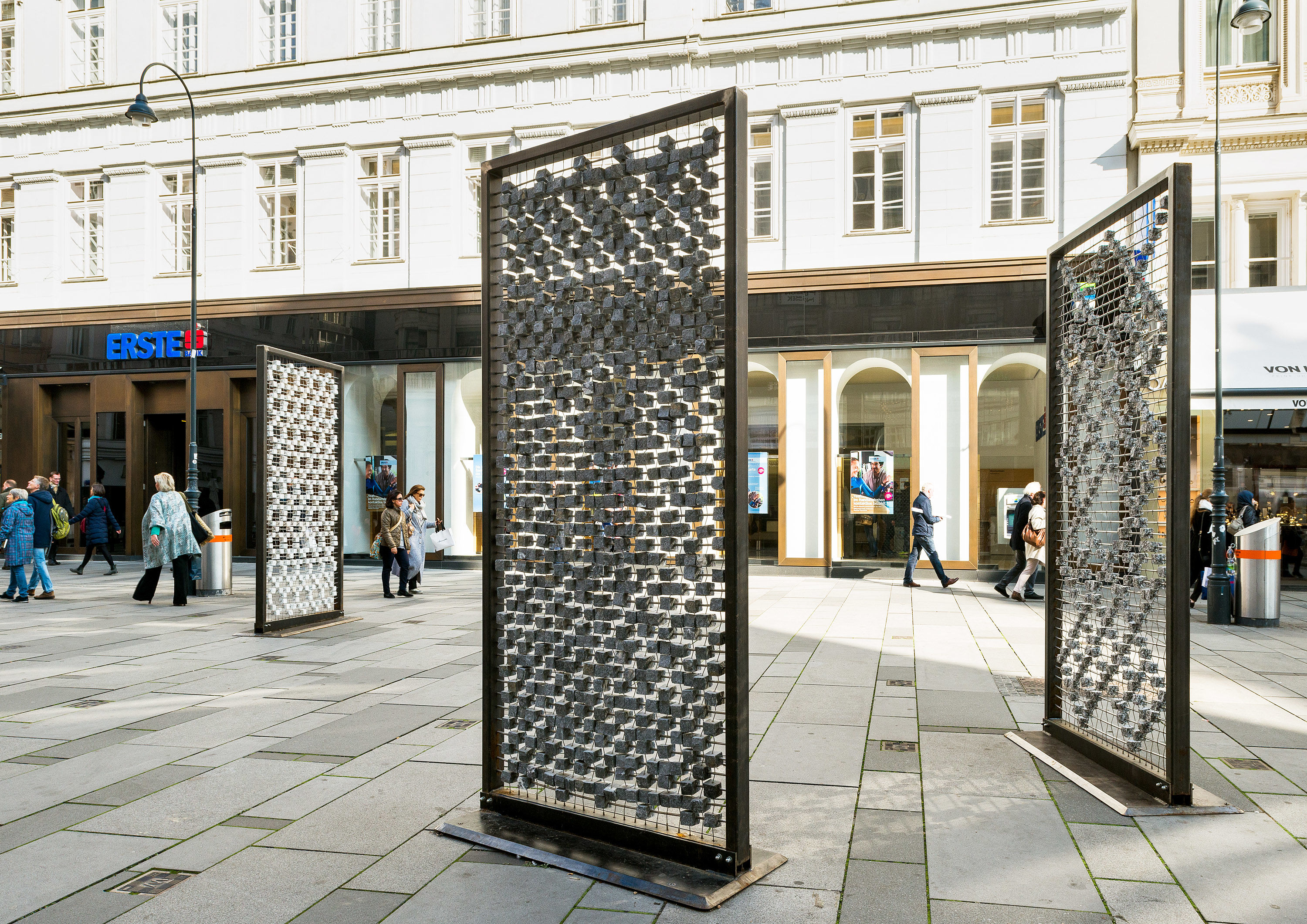Kunstwerk von Nevin Aladag. Installation auf den Straßen von Wien.
