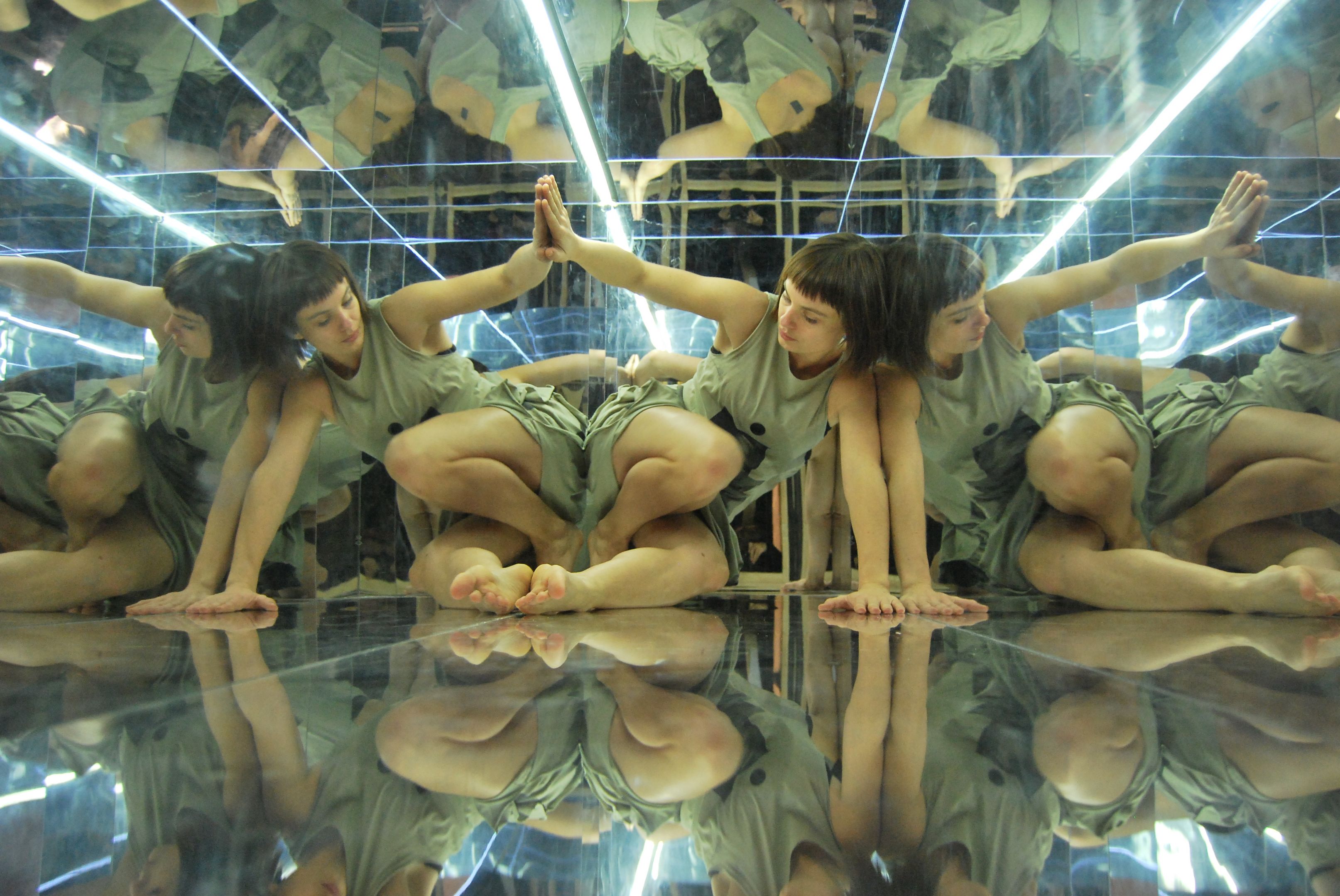 Frau zwischen Speigeln.