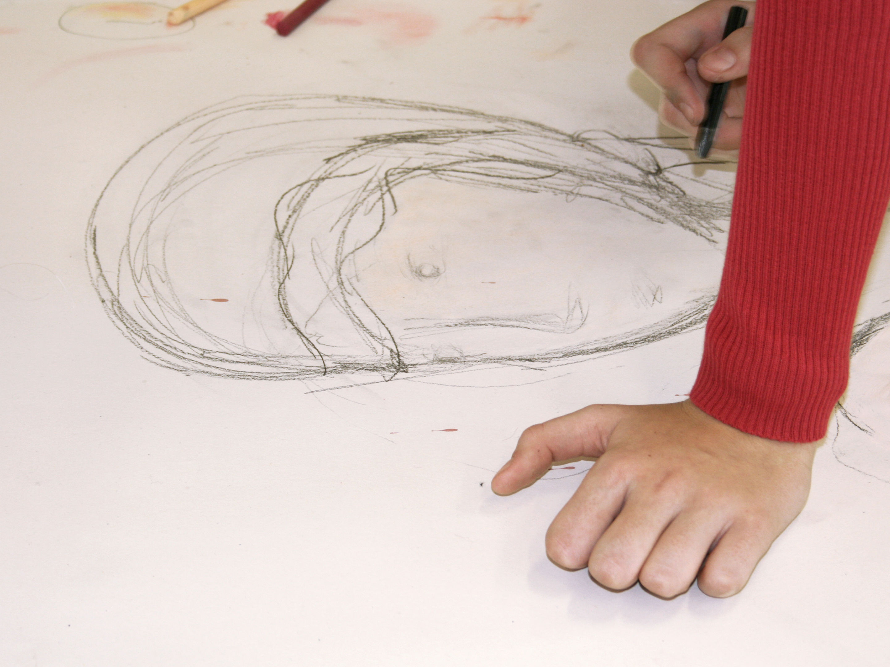 Studentin beim Zeichnen.