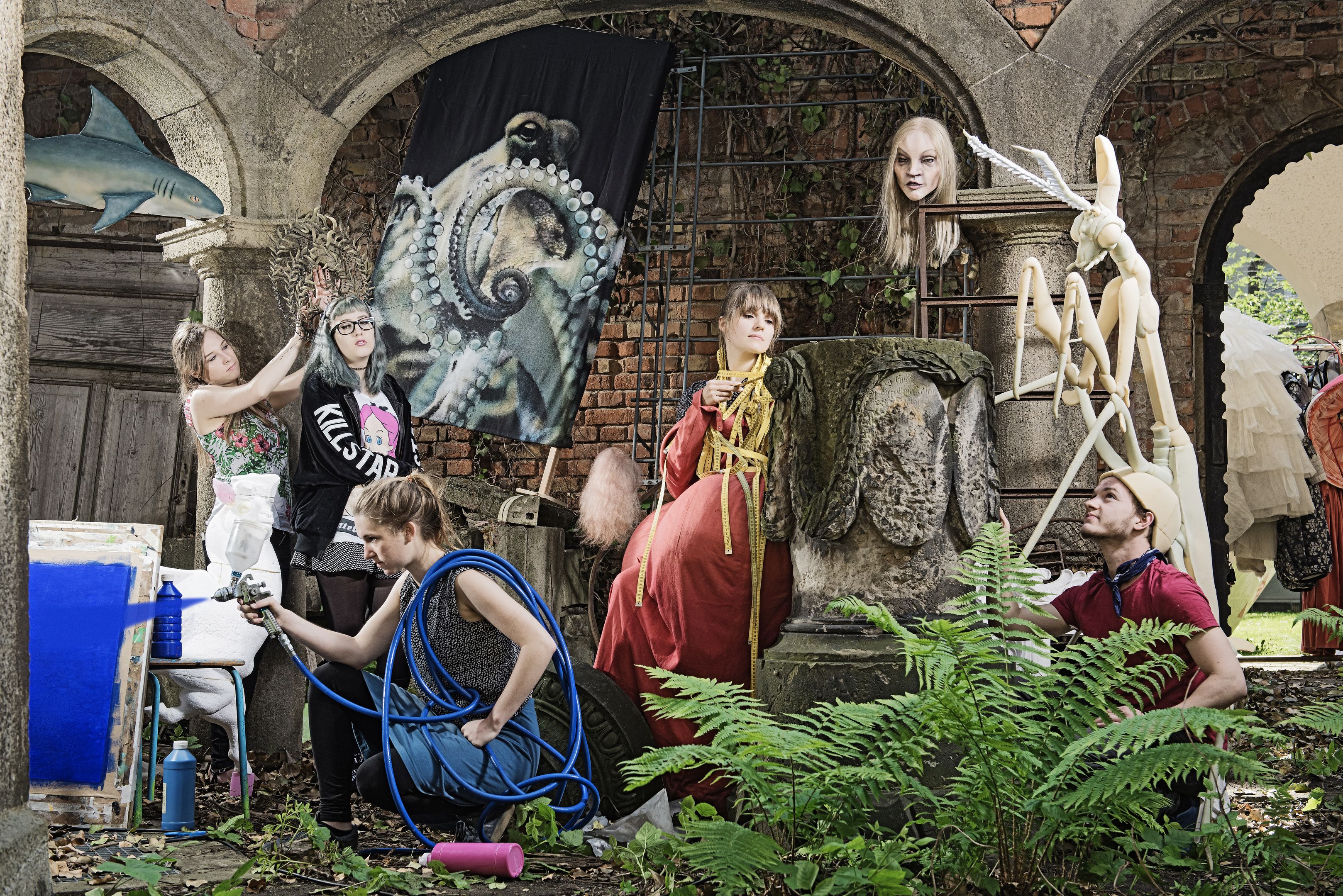 Fünf Studenten mit Kostümen in dem Hochschulgarten.