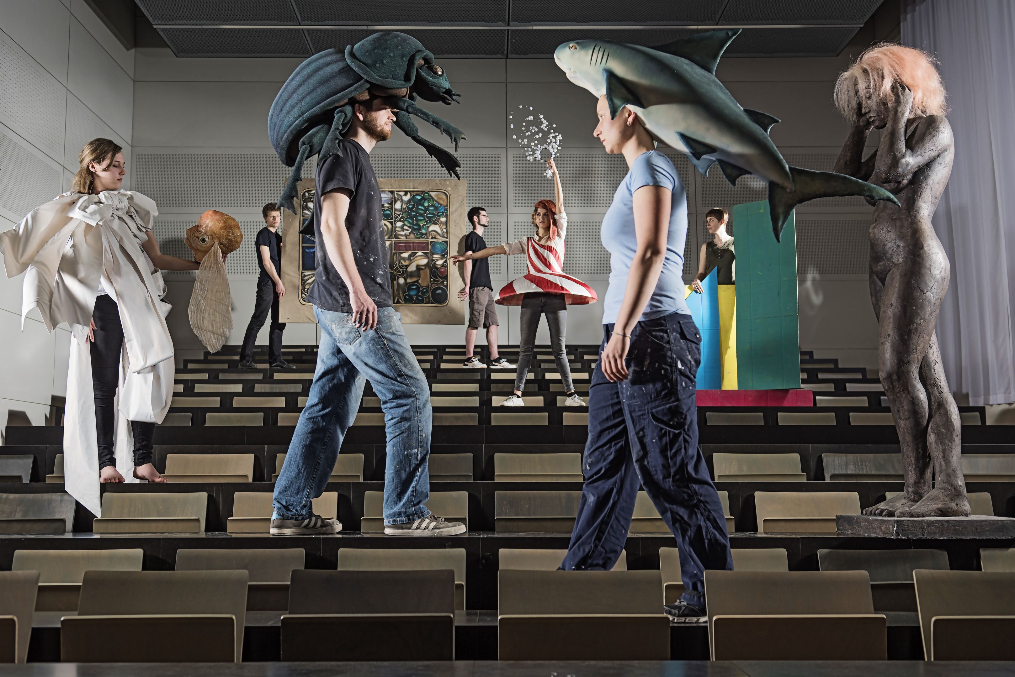 Sieben Studenten in Kostümen in der Hörsaal.