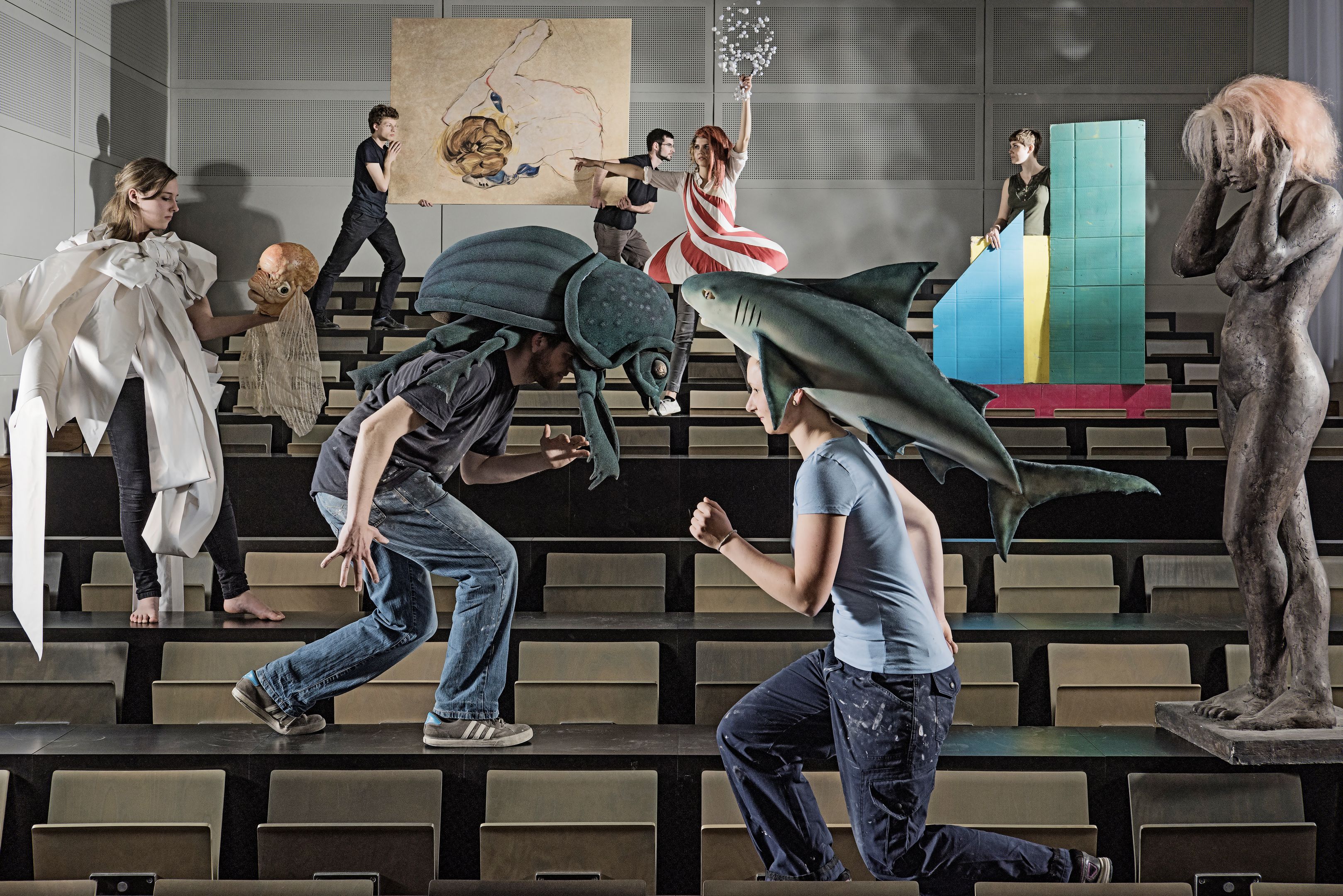 Sieben Studenten in Kostümen in der Hörsaal.