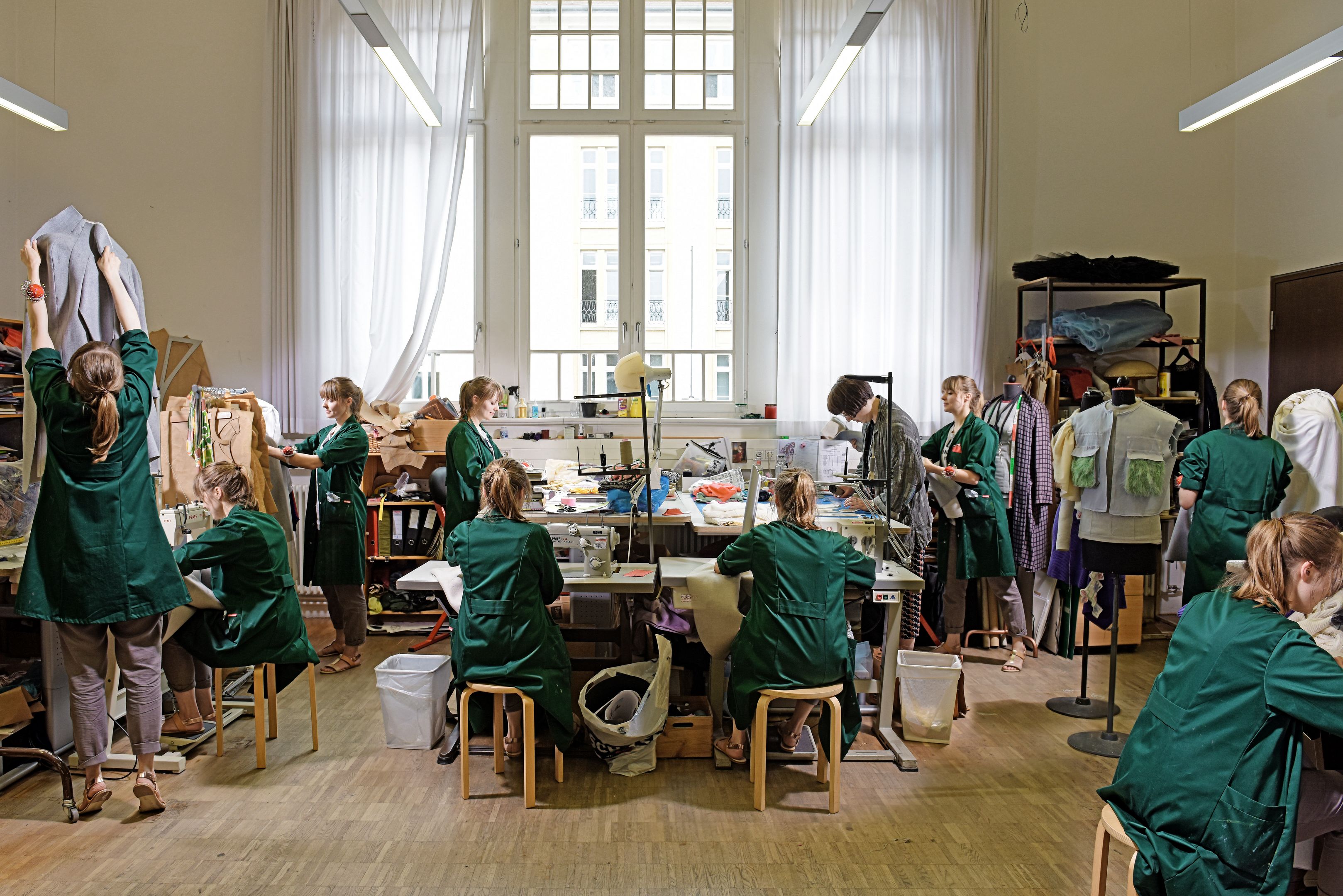 Studio des Studienganges Bühnen- und Kostümbild. Studentinnen machen Kostüme.