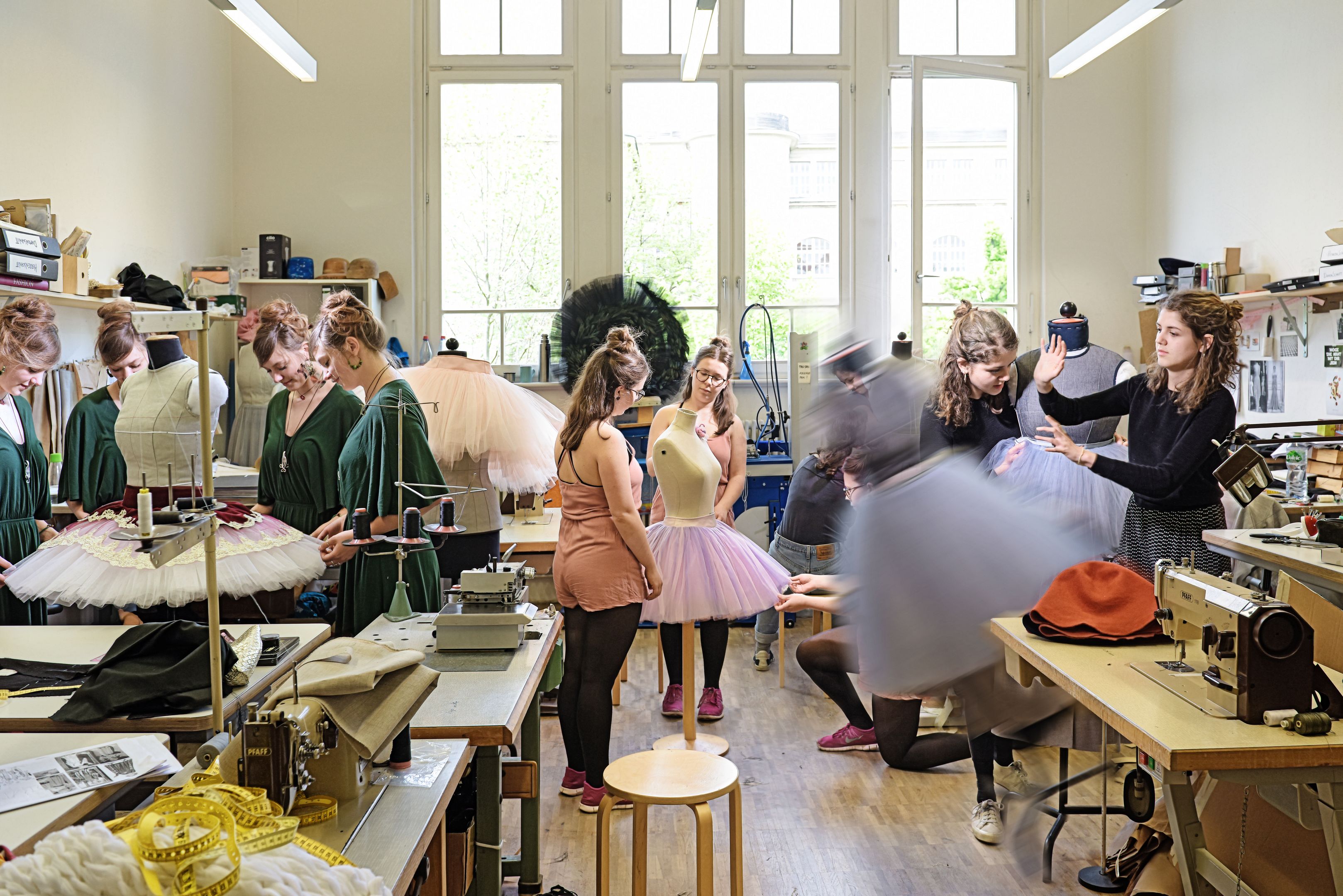 Studio des Studienganges Bühnen- und Kostümbild. Studentinnen machen Kostüme.