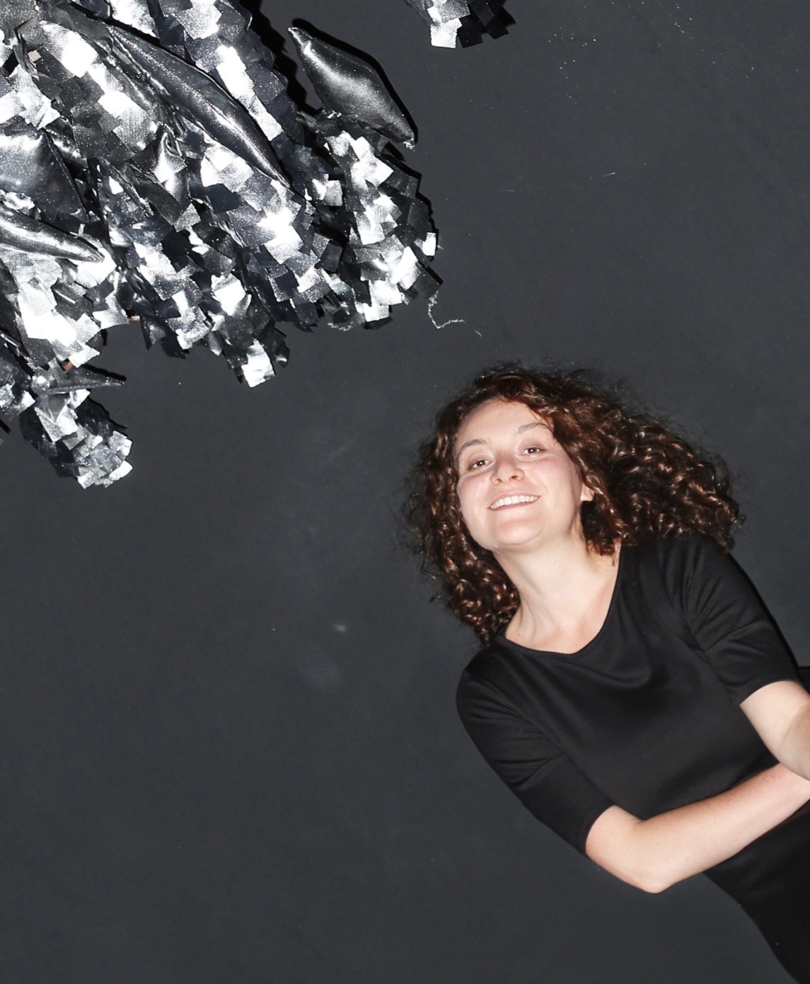 Portrait Denise Ackermann // im Hintergrund: Teil einer Arbeit von Daniela Hoferer zu sehen (Prozession#Aufbau 2 | 2014 | Eisen, Stoff | 250 x 150 x 60 cm