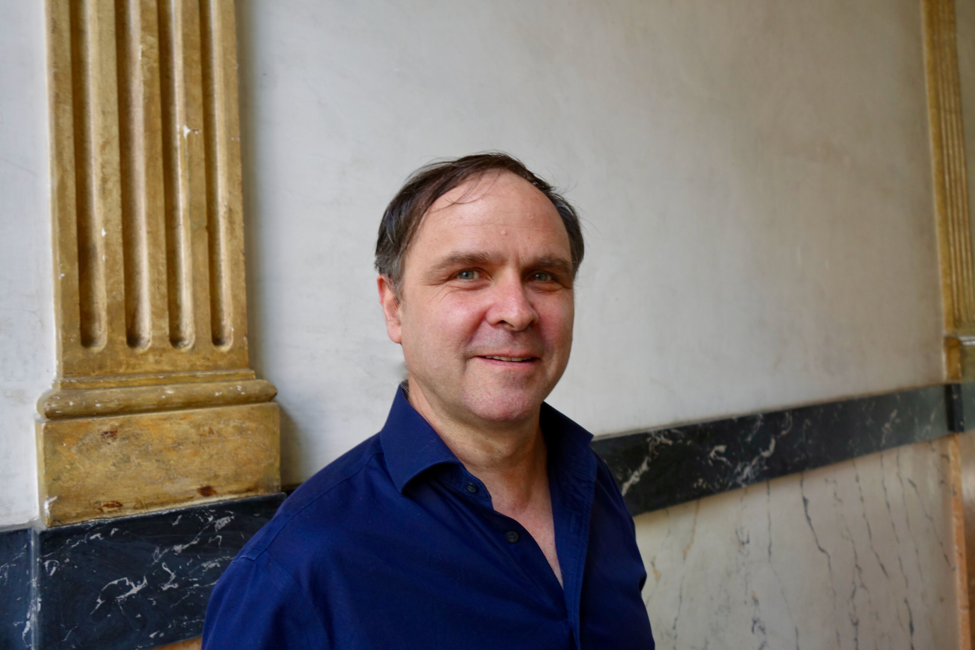 Portrait Prof. Kossack Säule und Wand