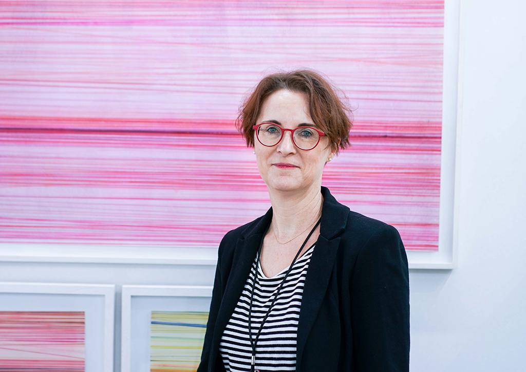 Portrait Hampe vor pinkem Werk