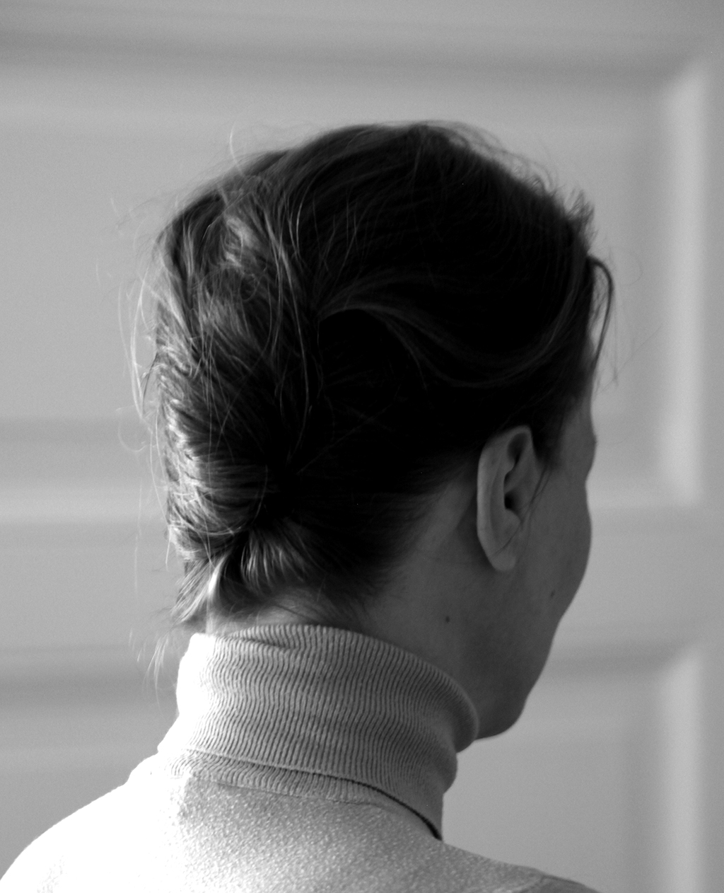 [Translate to Englisch:] Portrait Kattrin Michel Rückansicht schwarz weiß