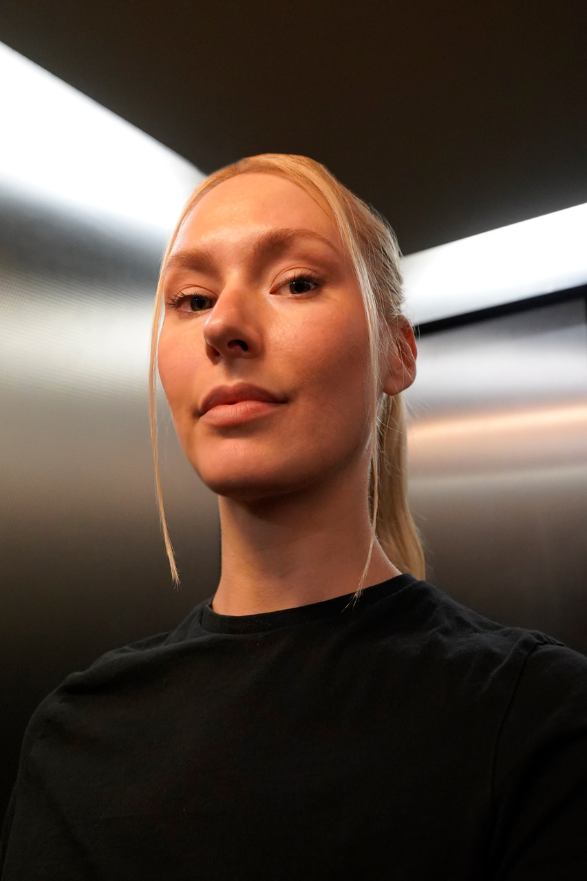 Portrait der Künstlerin Julia Schmelzer