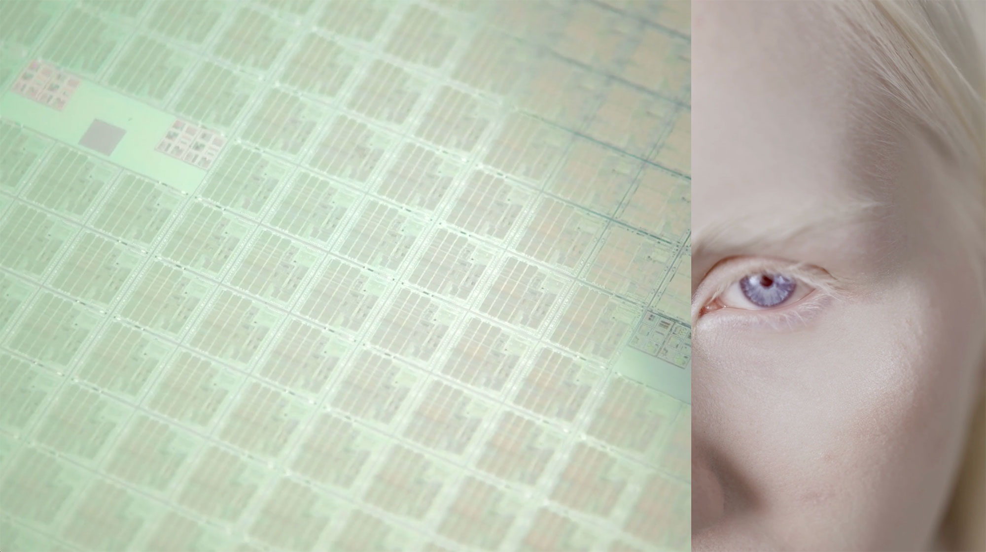 Videostill aus der Arbeit "Stratum" von Julia Schmelzer. Das Bild zeigt einen Splitscreen mit technischem Detail und der Nahaufnahme eines Gesichts