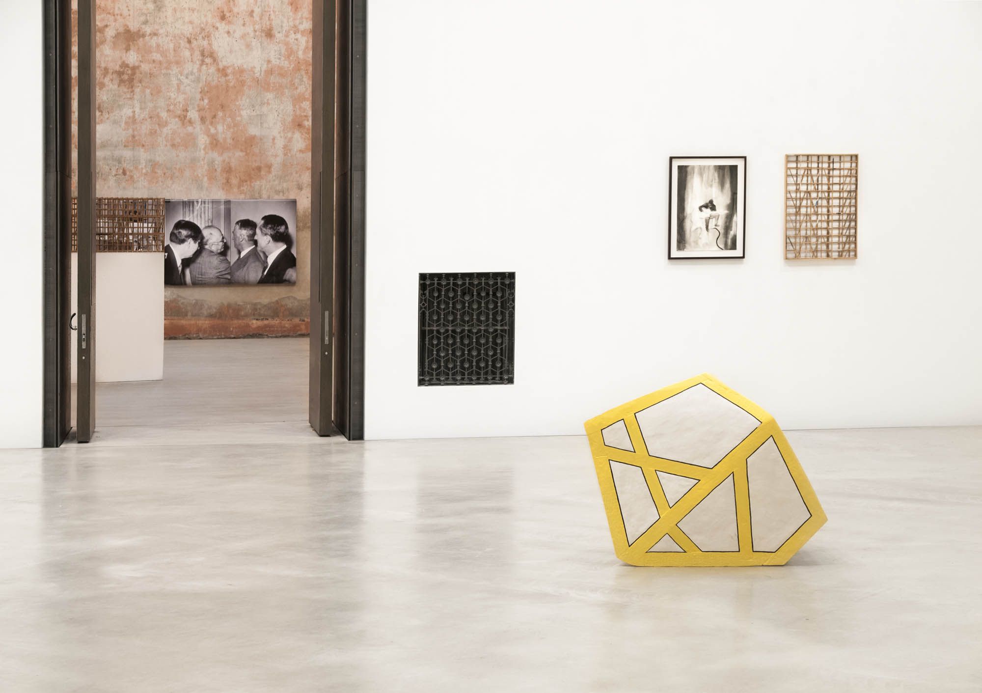 Ausstellungsansicht im Oktogon der Hochschule. Objekte, Gemälde und Installationen im Raum.