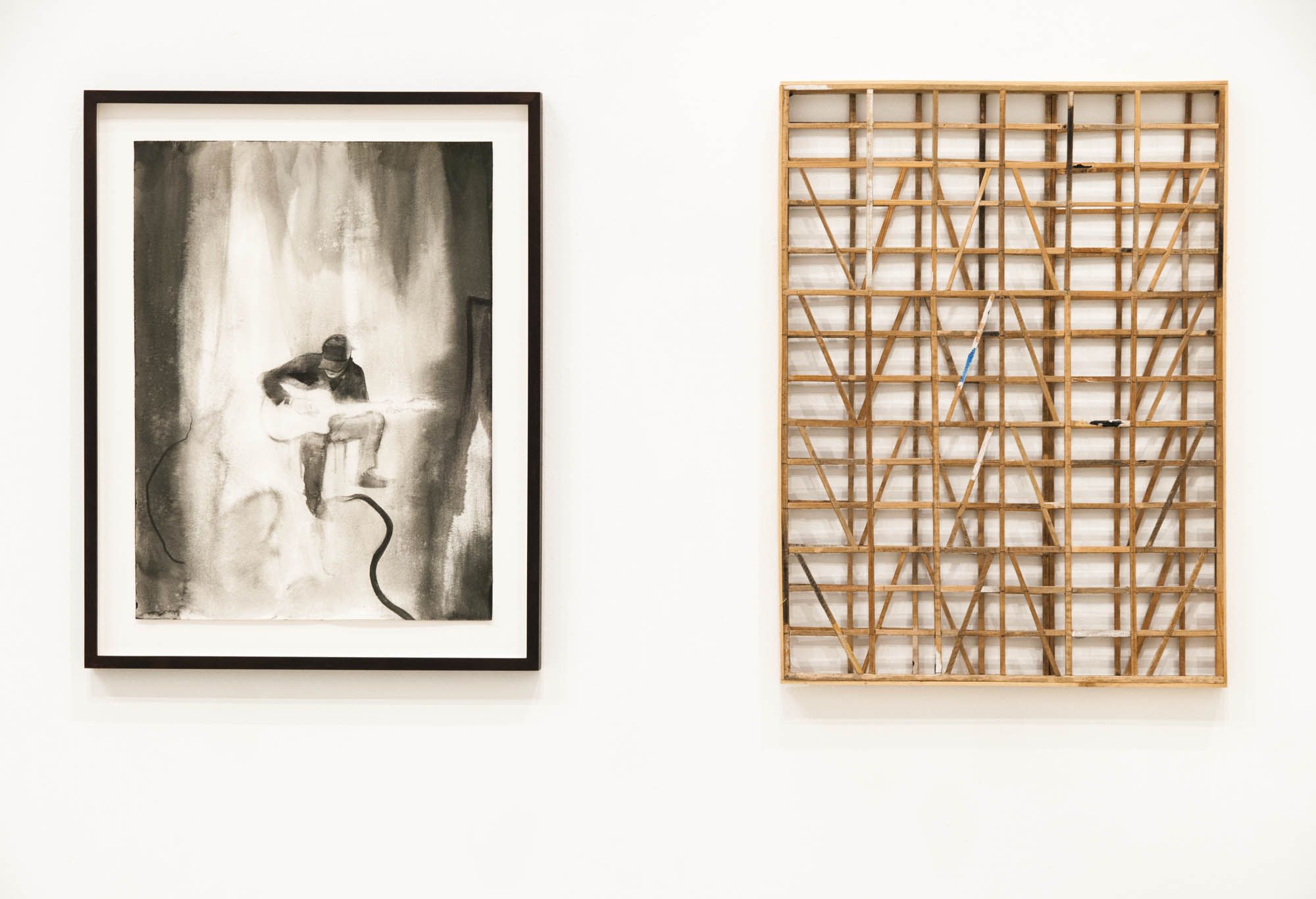 Ausstellungsansicht im Oktogon der Hochschule. Zwei Kunstwerke hängen an der Wand.