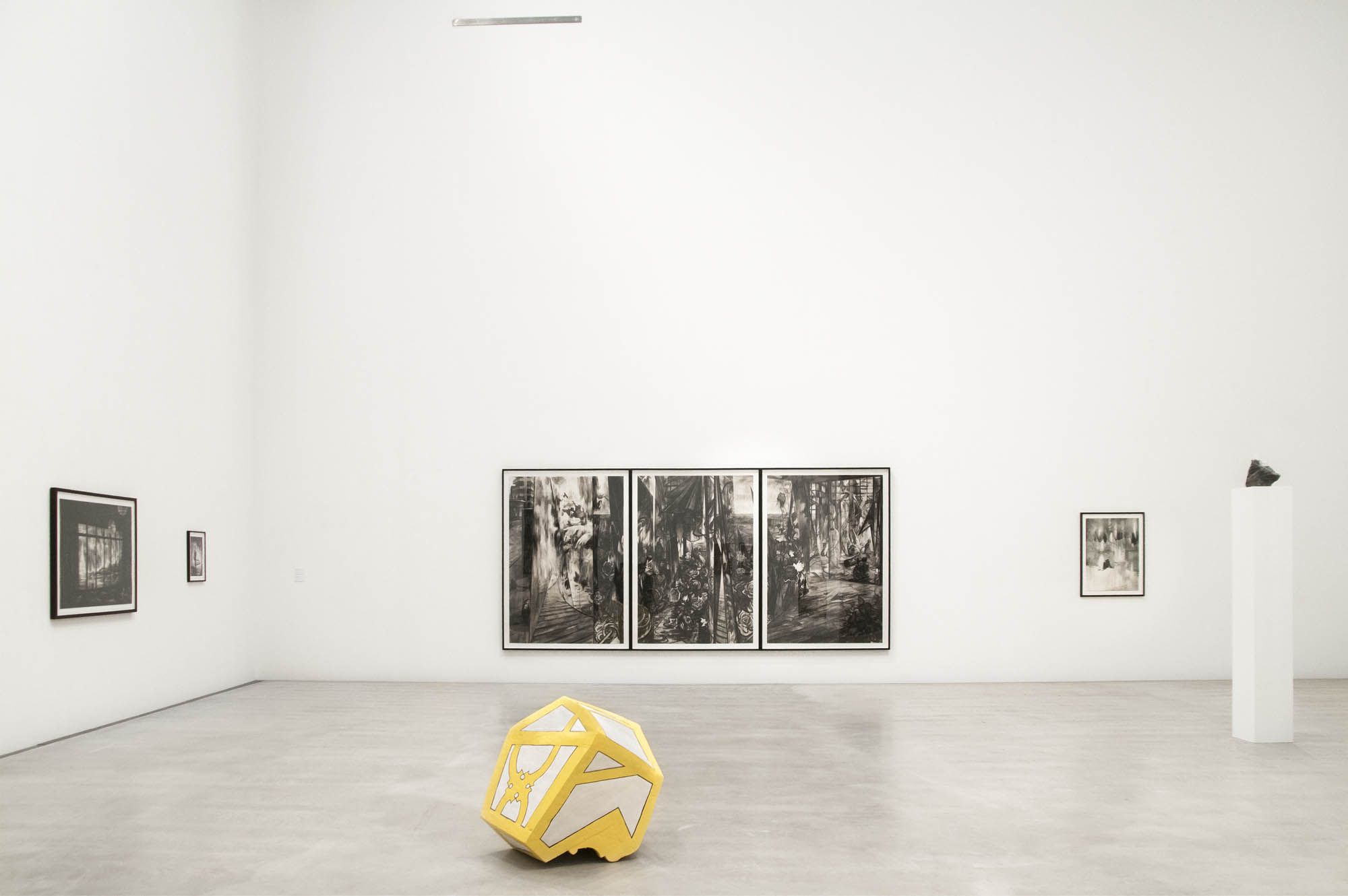 Ausstellungsansicht im Oktogon der Hochschule. Objekte, Gemälde und Installationen im Raum.