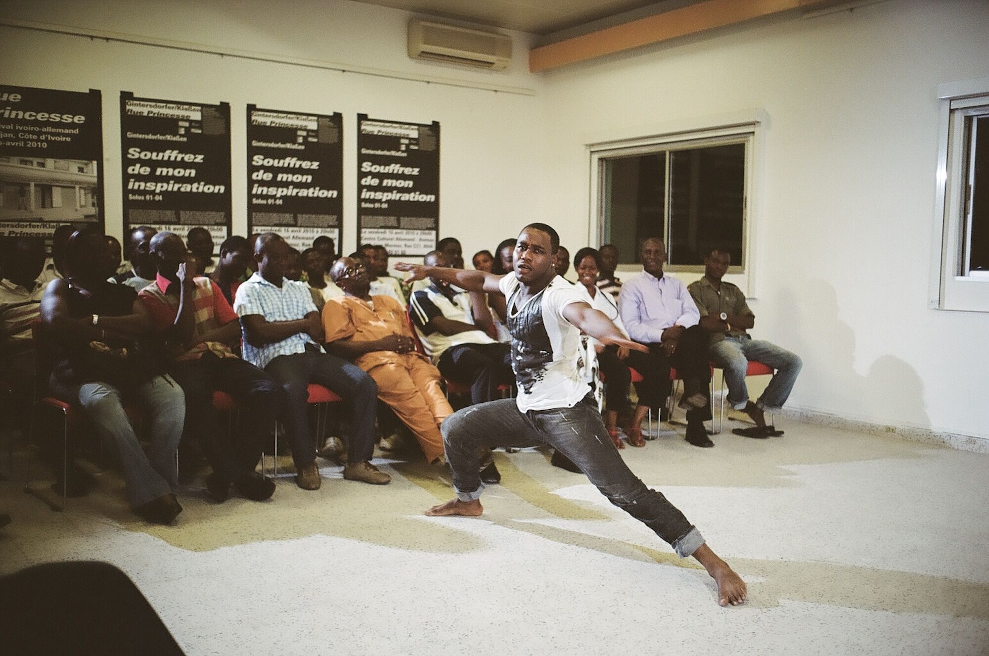 Person in spannungsvoller Tanzbewegung