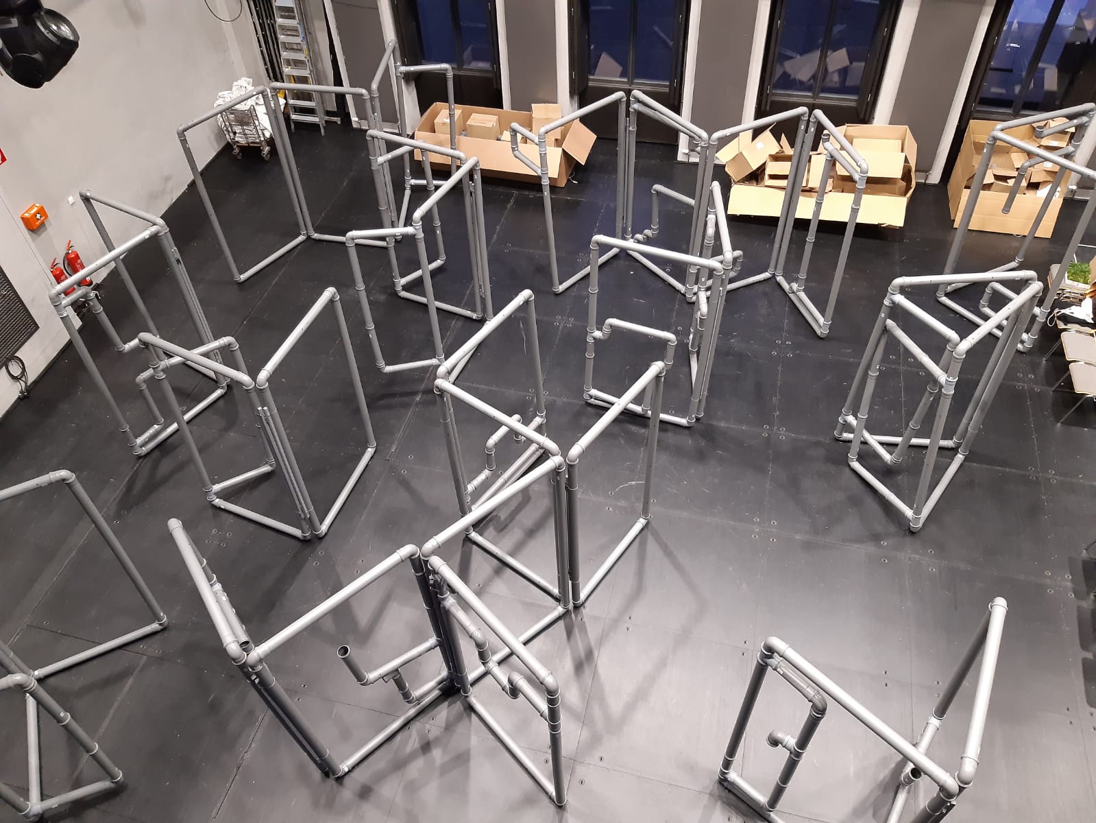 Foto des Labortheater mit Elementen des Bühnenbildes