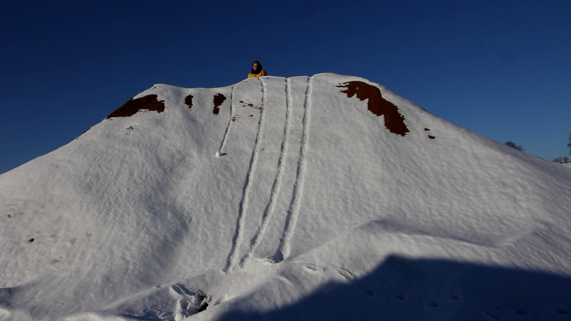 Frau hinter schneebedenktem Berg Frau hinter schneebedenktem Berg