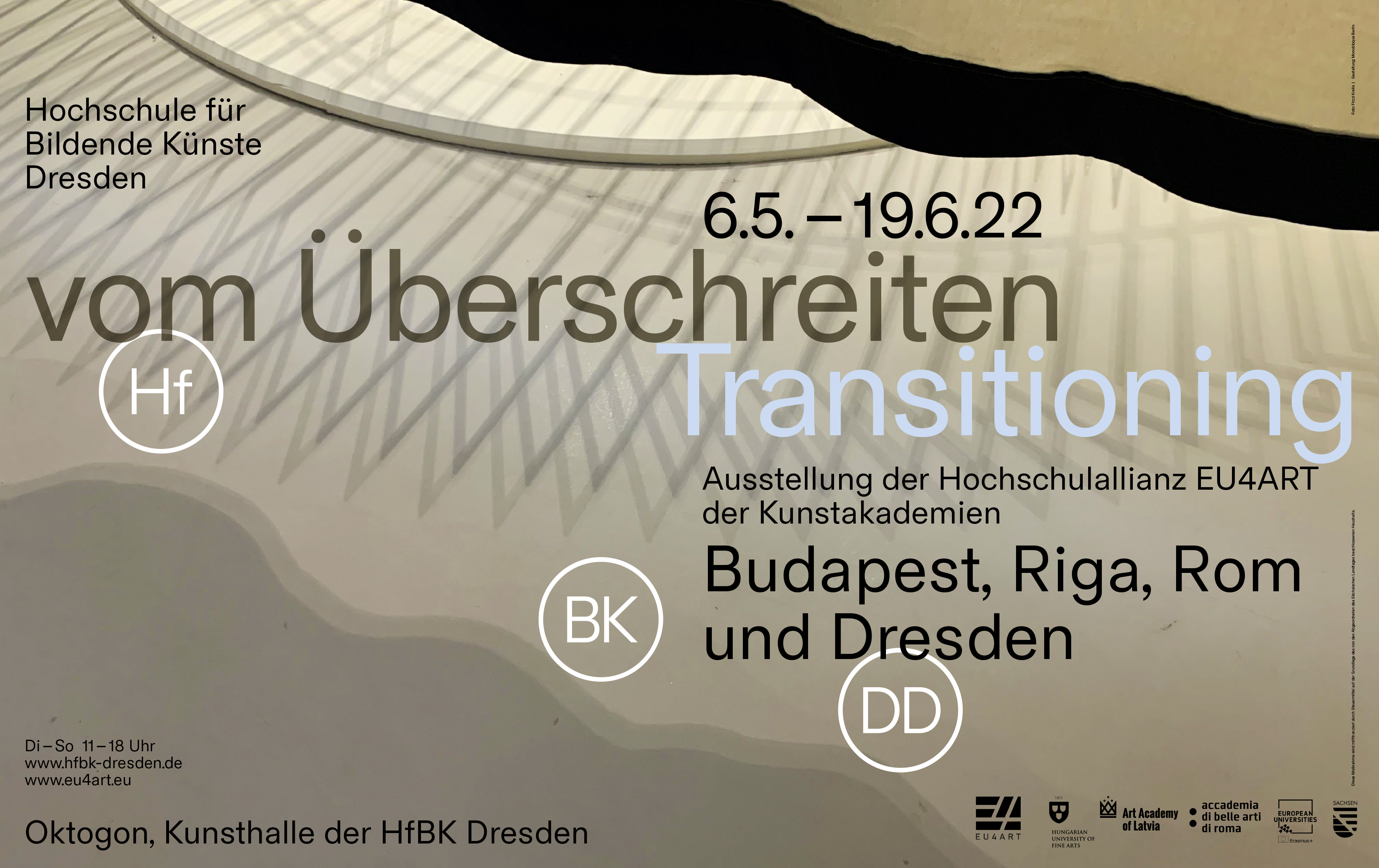 Flyer in graubraun mit Struktur und Information zur Ausstellung