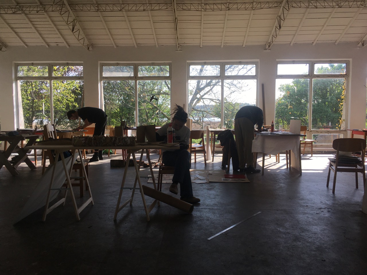 Atelier mit Arbeitspläzten und großen Fenstern