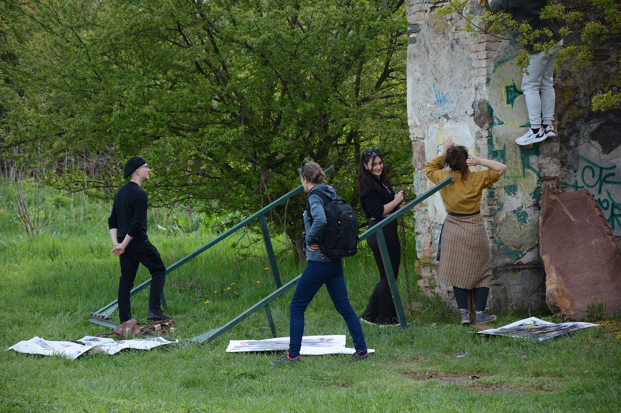 Studierende auf einer Wiese neben einer Ruine