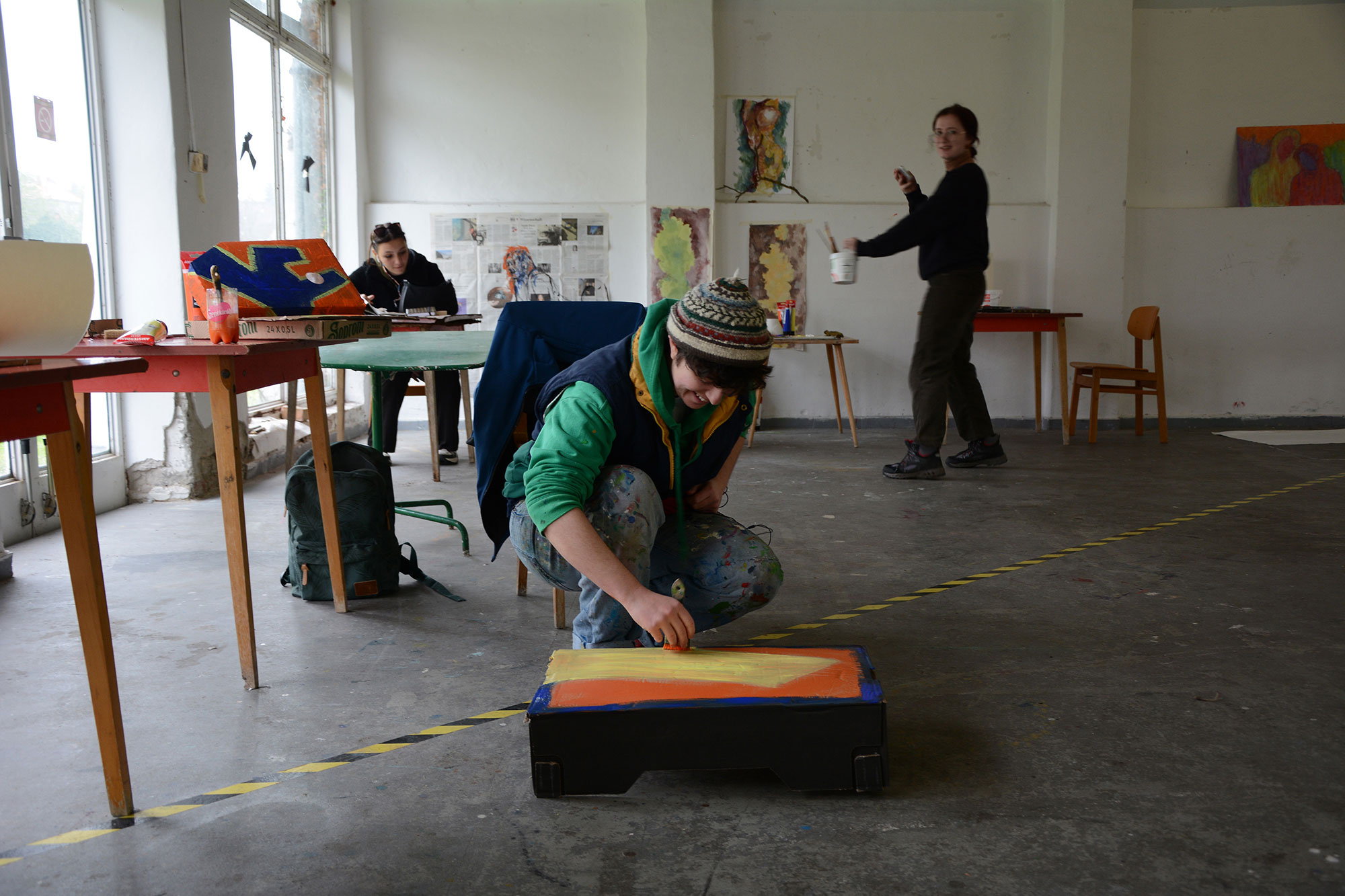 Studierende arbeiten in einem Atelier