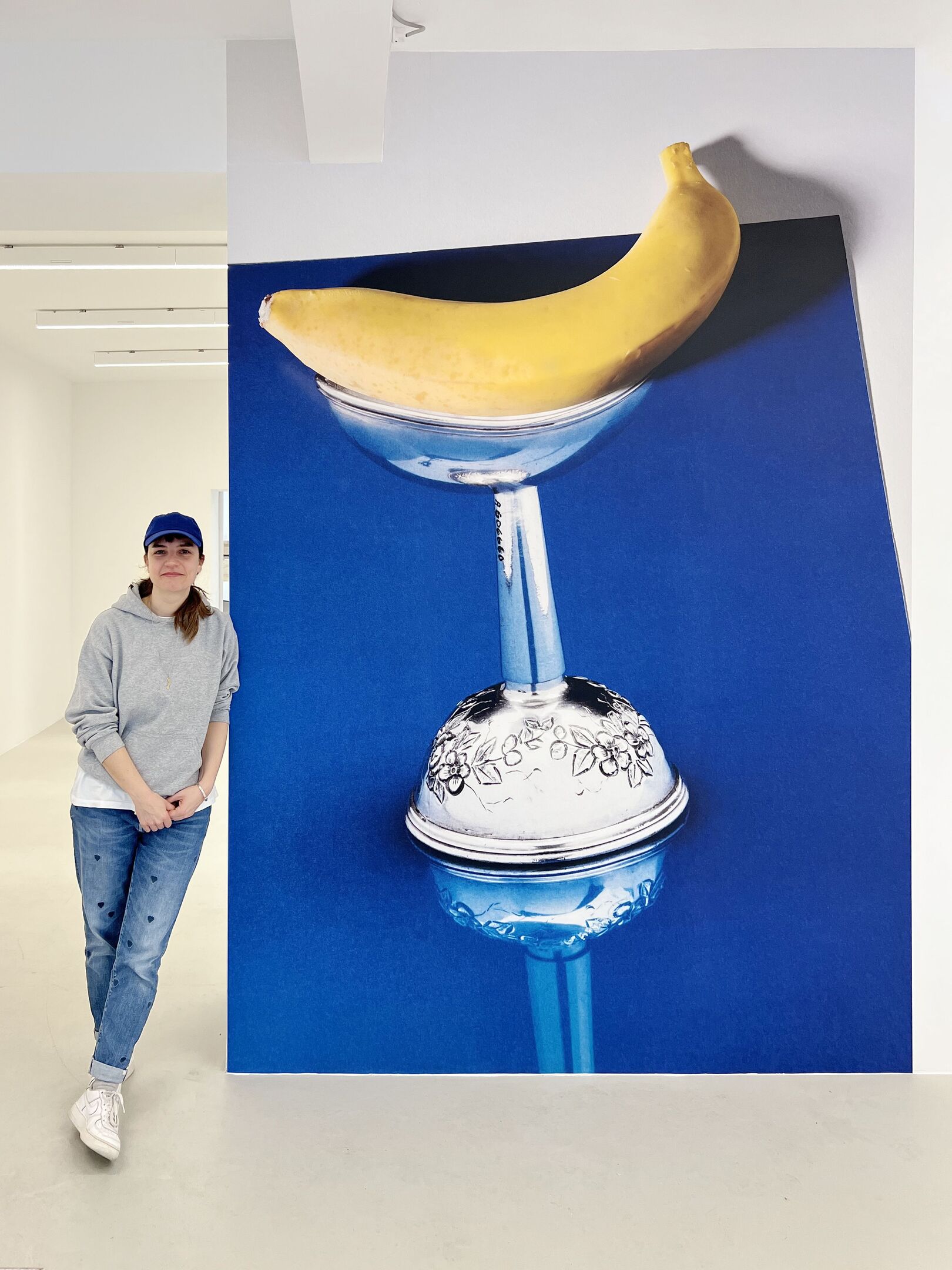 Die Fotografin Kathrin Sonntag neben einem sehr großformatigen Abzug einer ihrer Arbeiten