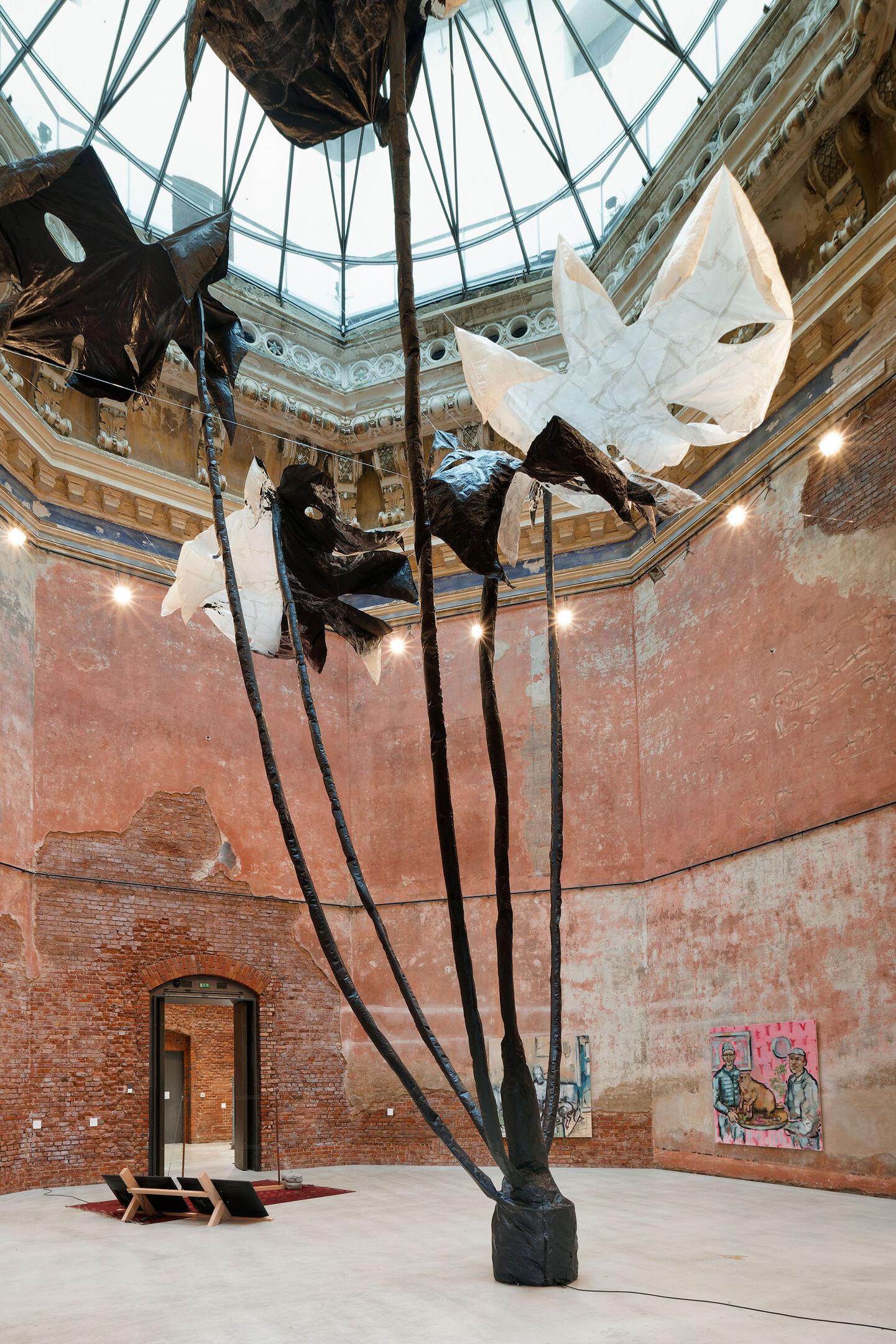 Ausstellungsansicht M24, Arbeit von Taemen Jung. Riesige, schwarz-weiße Monsterapflanze aus Folie im Oktogon.