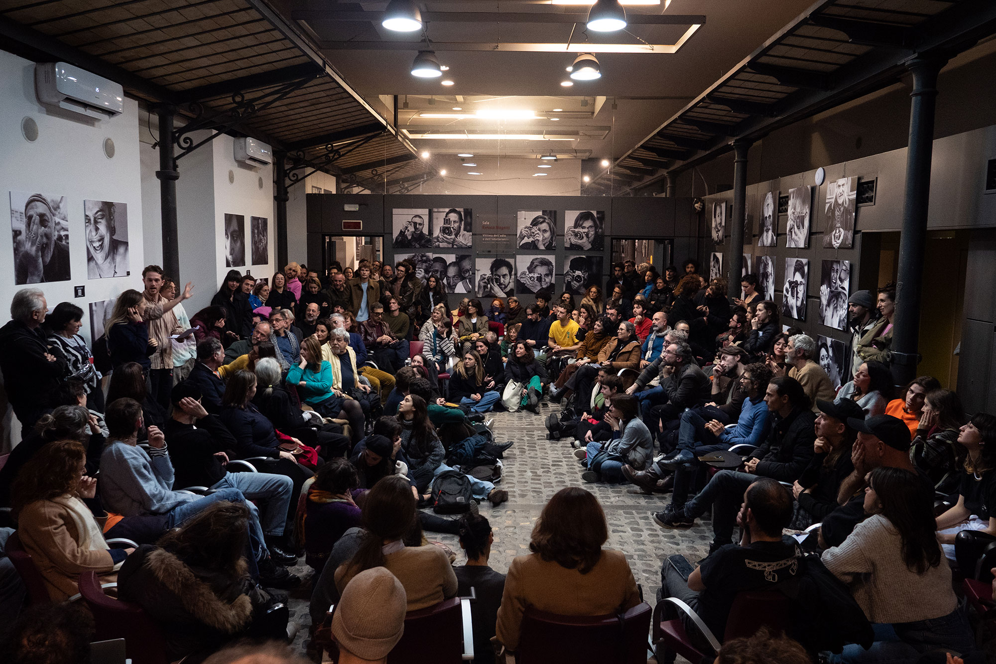 Viele Menschen bei einer Veranstaltung. Viele Menschen bei einer Veranstaltung.