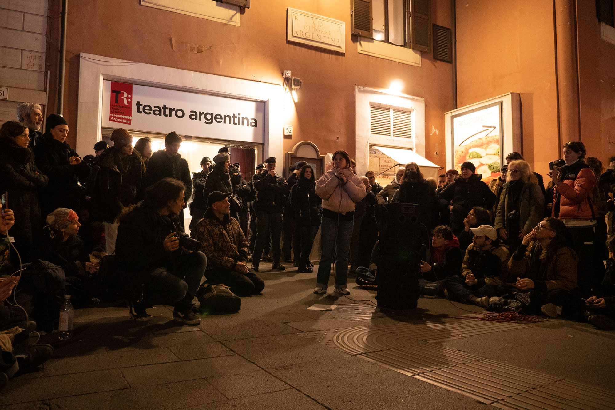 Eine Menschentraube am Abend vor einem Ladengeschäft. Eine Menschentraube am Abend vor einem Ladengeschäft.