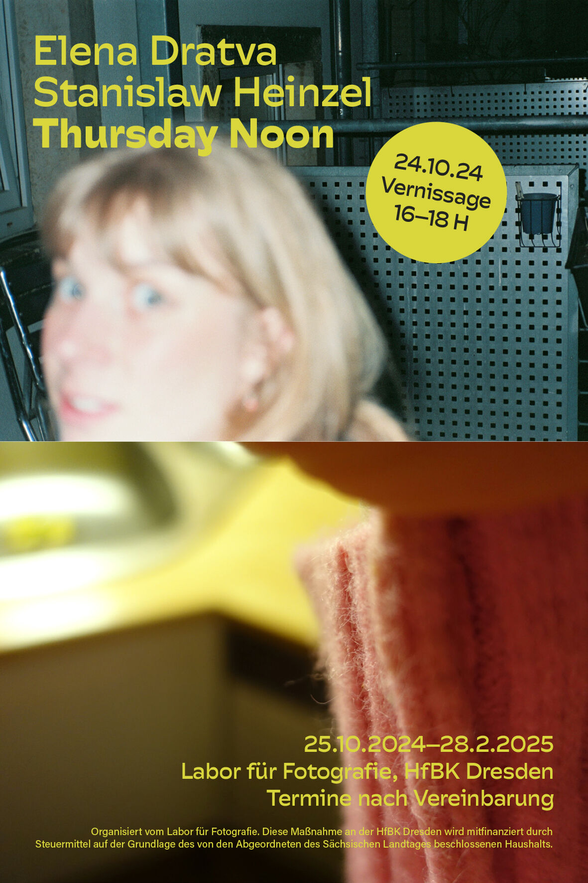 Plakat für Ausstellung, verschwommenes, angeblitztes Portrait einer blonden Person Plakat für Ausstellung, verschwommenes, angeblitztes Portrait einer blonden Person