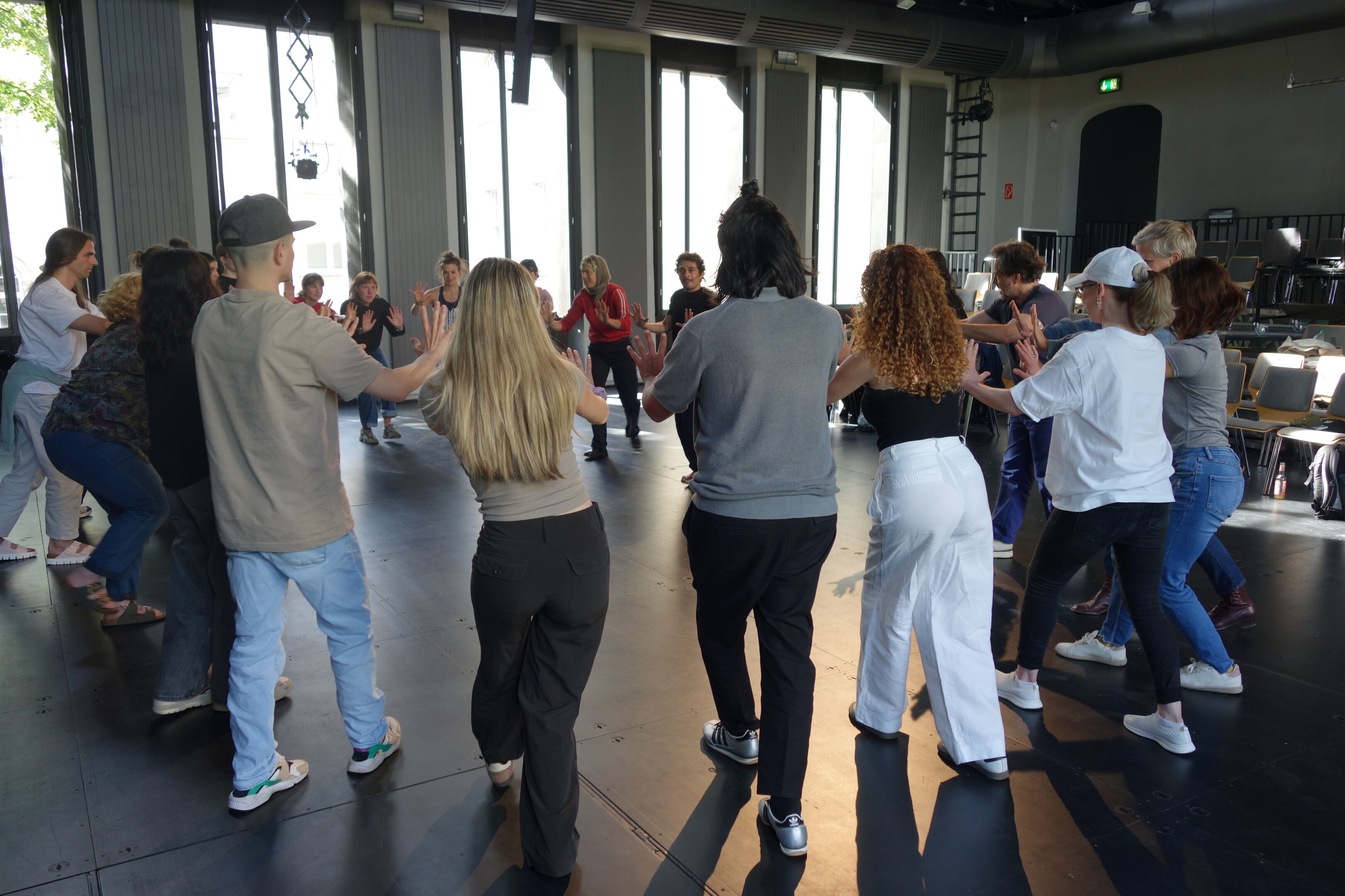 Menschen gehen im Kreis aufeinander zu