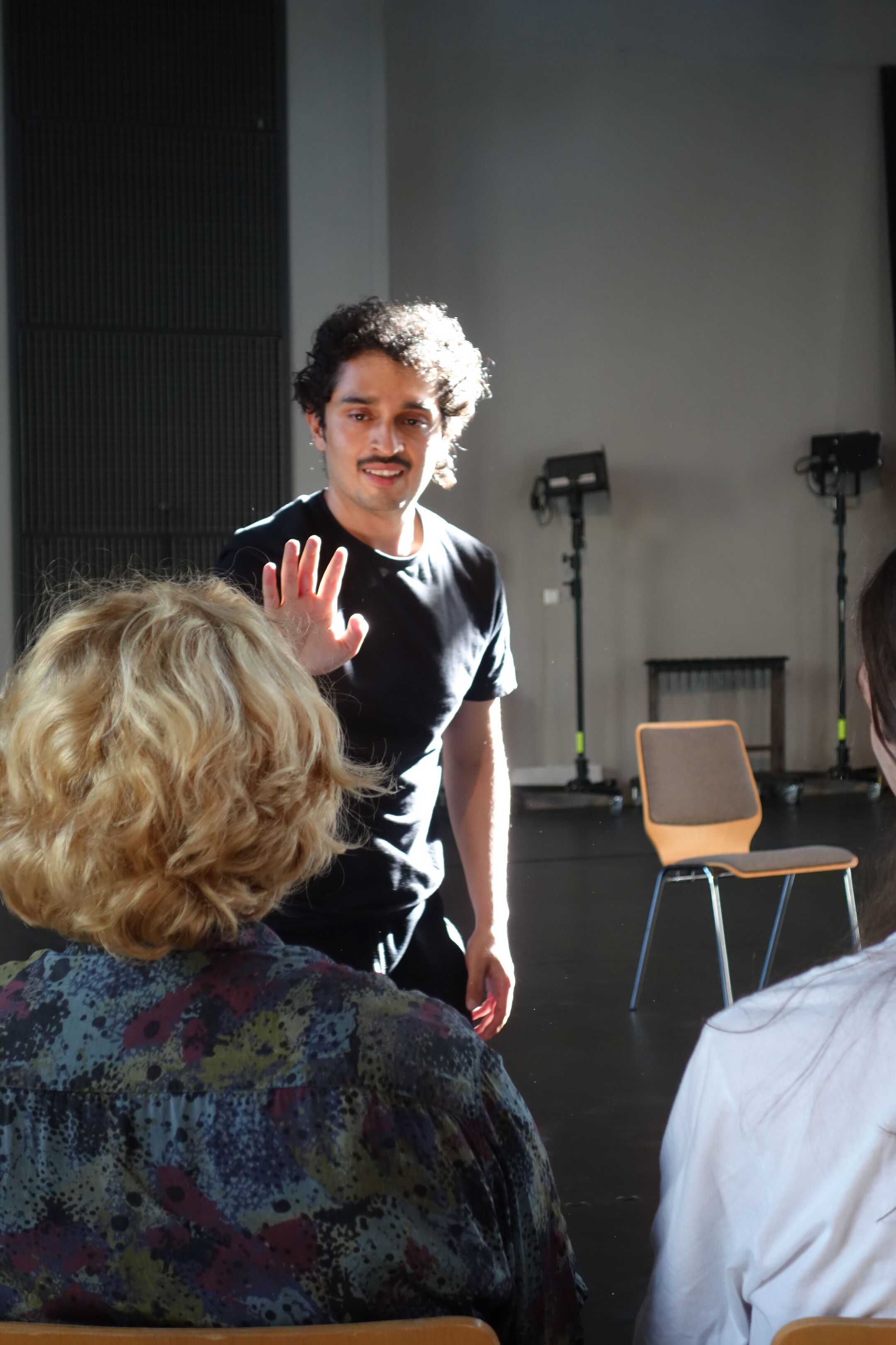 Performer:in auf einer Bühne