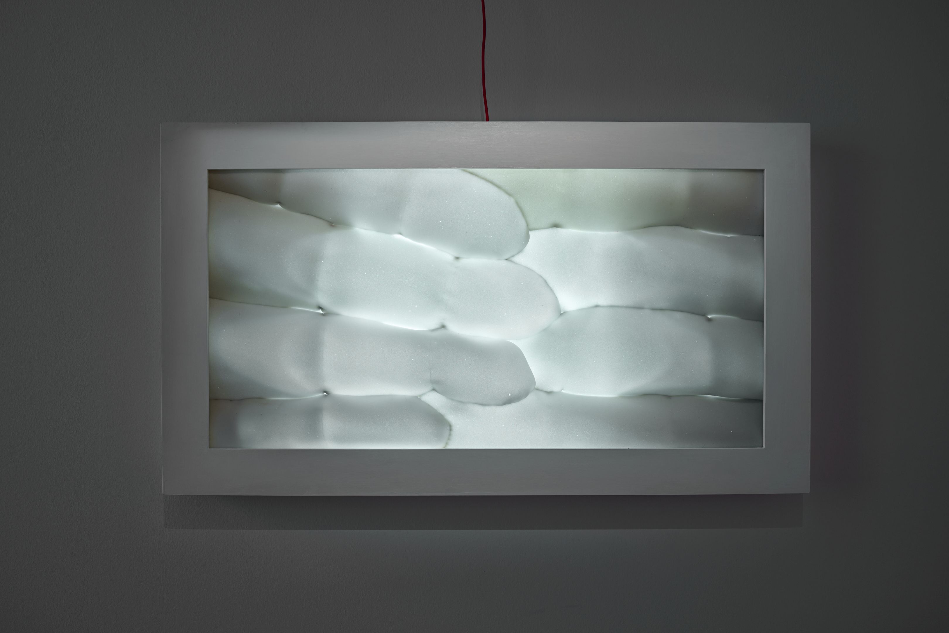 Leuchtkasten mit Fingerabdrücken, bläulich