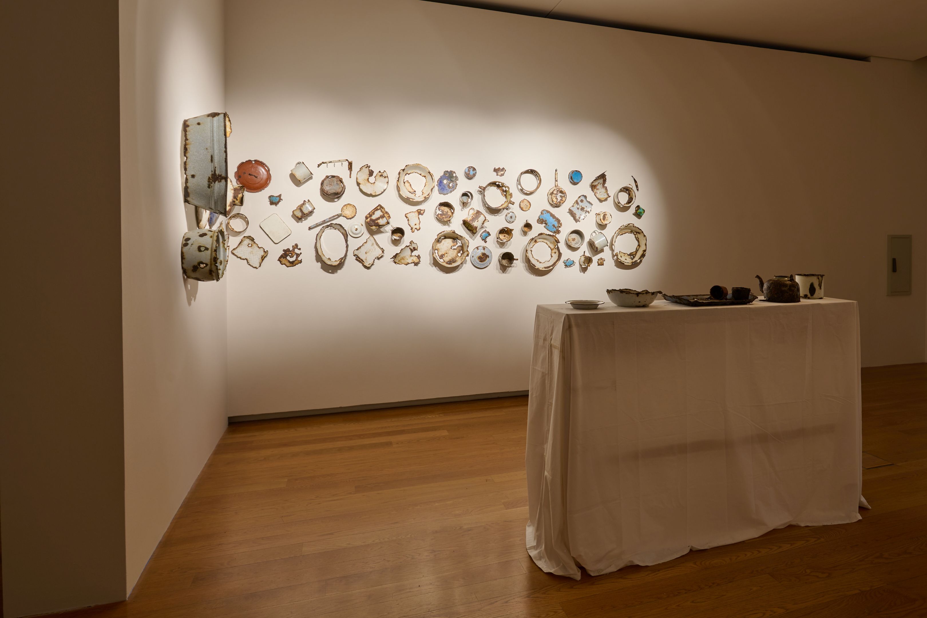 Ausstellungsansicht, rostige Obkjekte an Wand