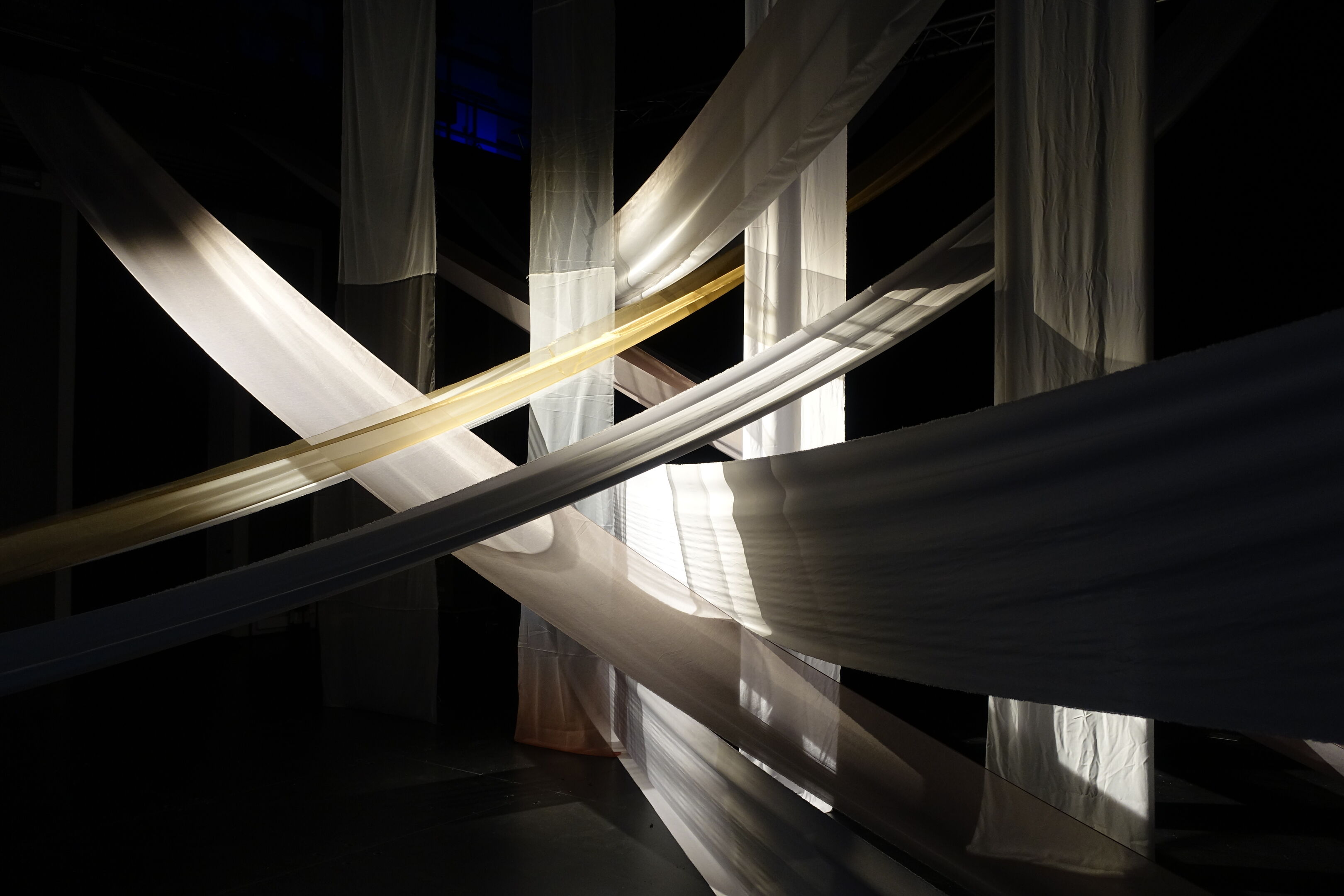 Gespannte Stoffbahnen in einem Theater