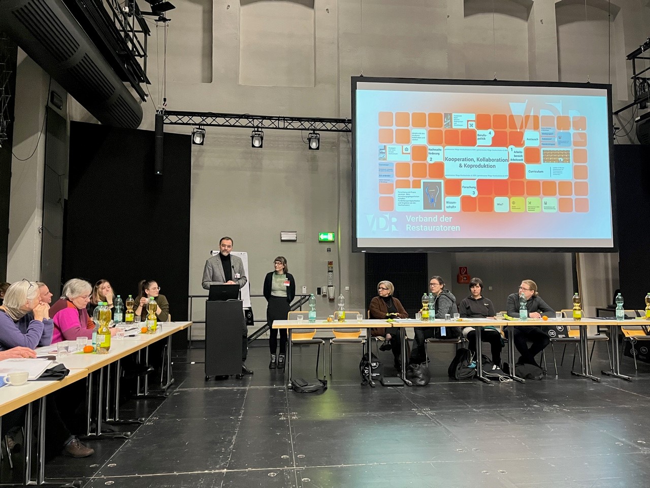 Tagungssituation mit großem Bildschirm im Labortheater der HfBK Dresden