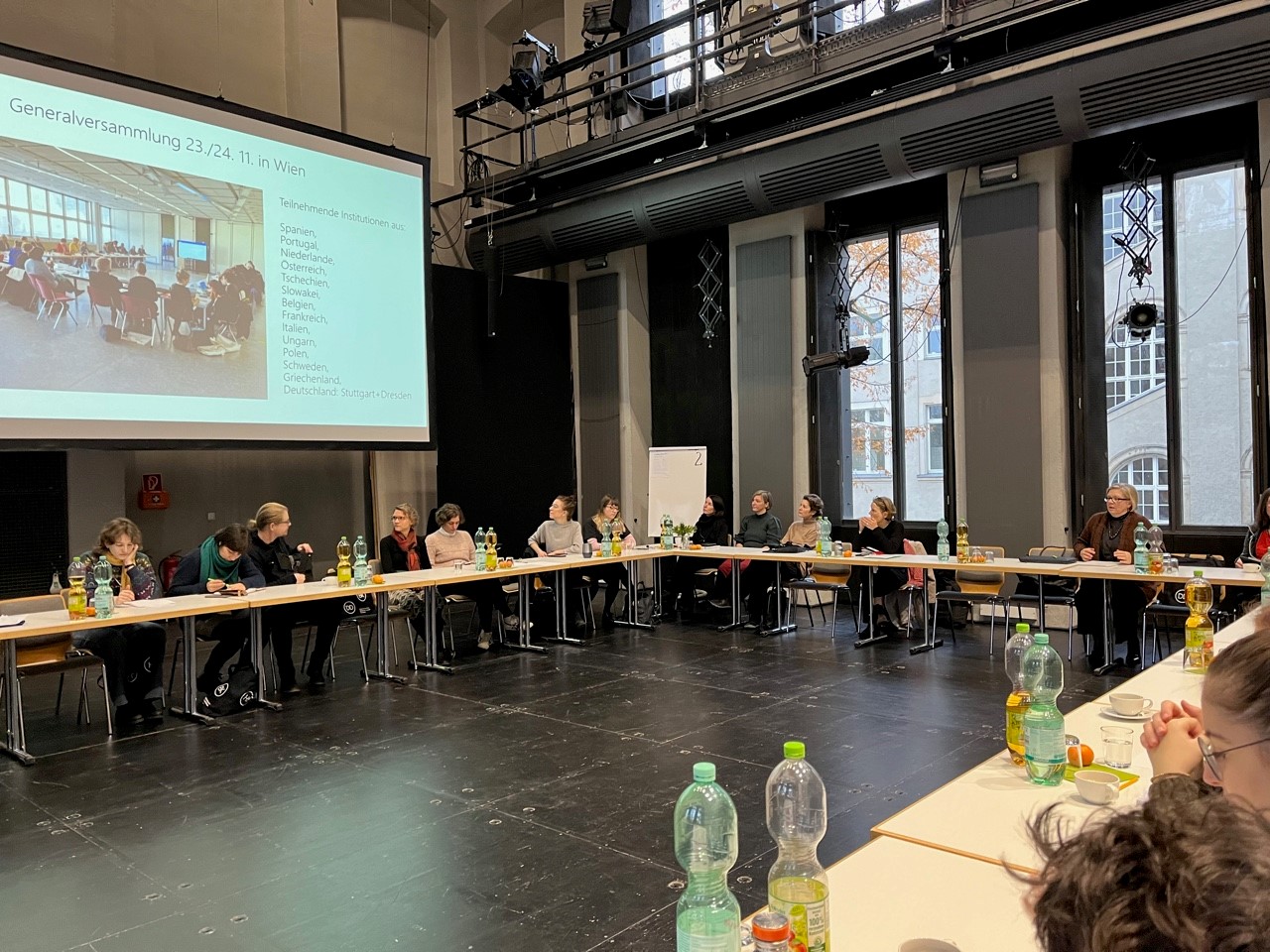 Tagungssituation mit großem Bildschirm im Labortheater der HfBK Dresden