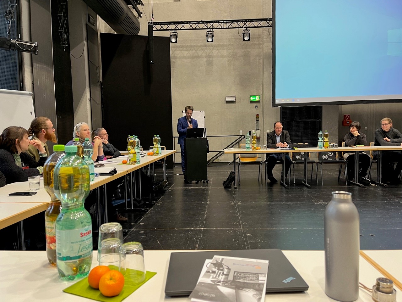 Tagungssituation mit großem Bildschirm im Labortheater der HfBK Dresden